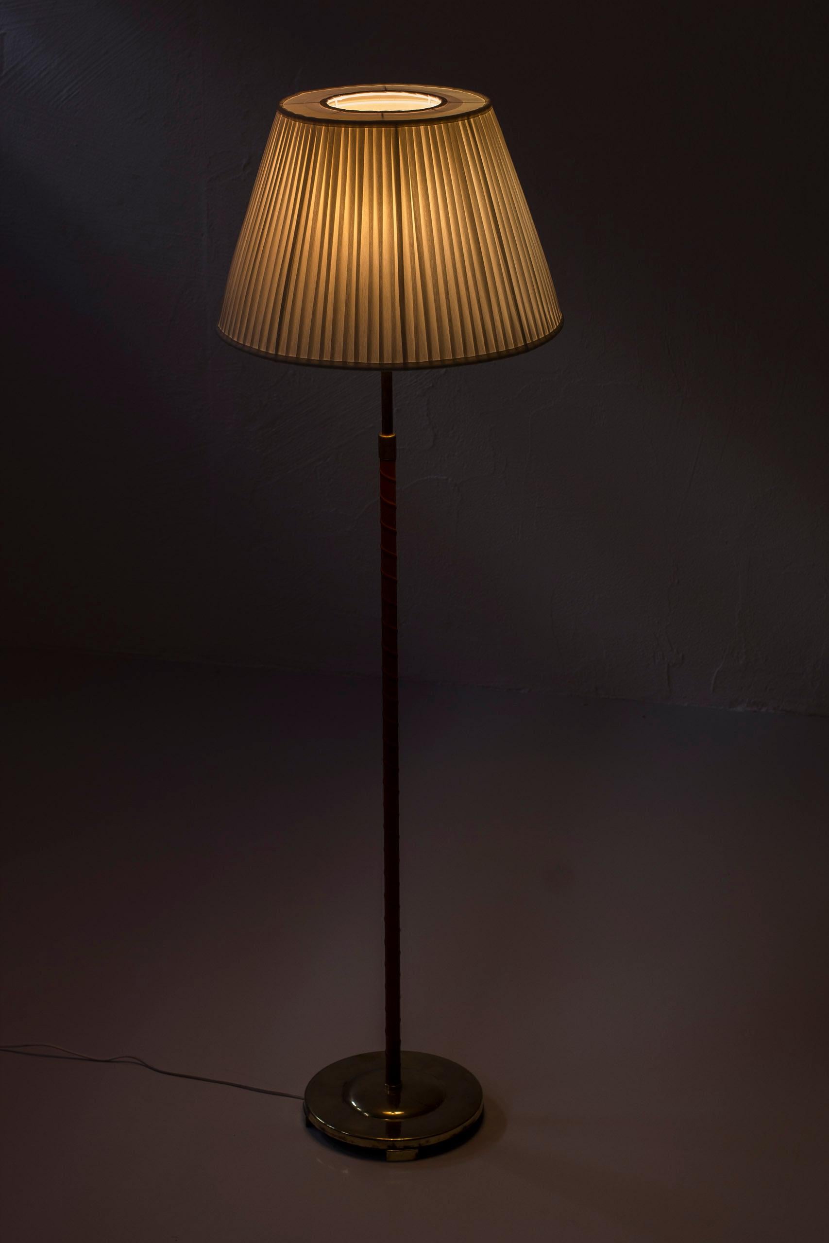 Metallo Lampada da terra in pelle e ottone di Bertil Brisborg per NK, Svezia, anni '40 in vendita