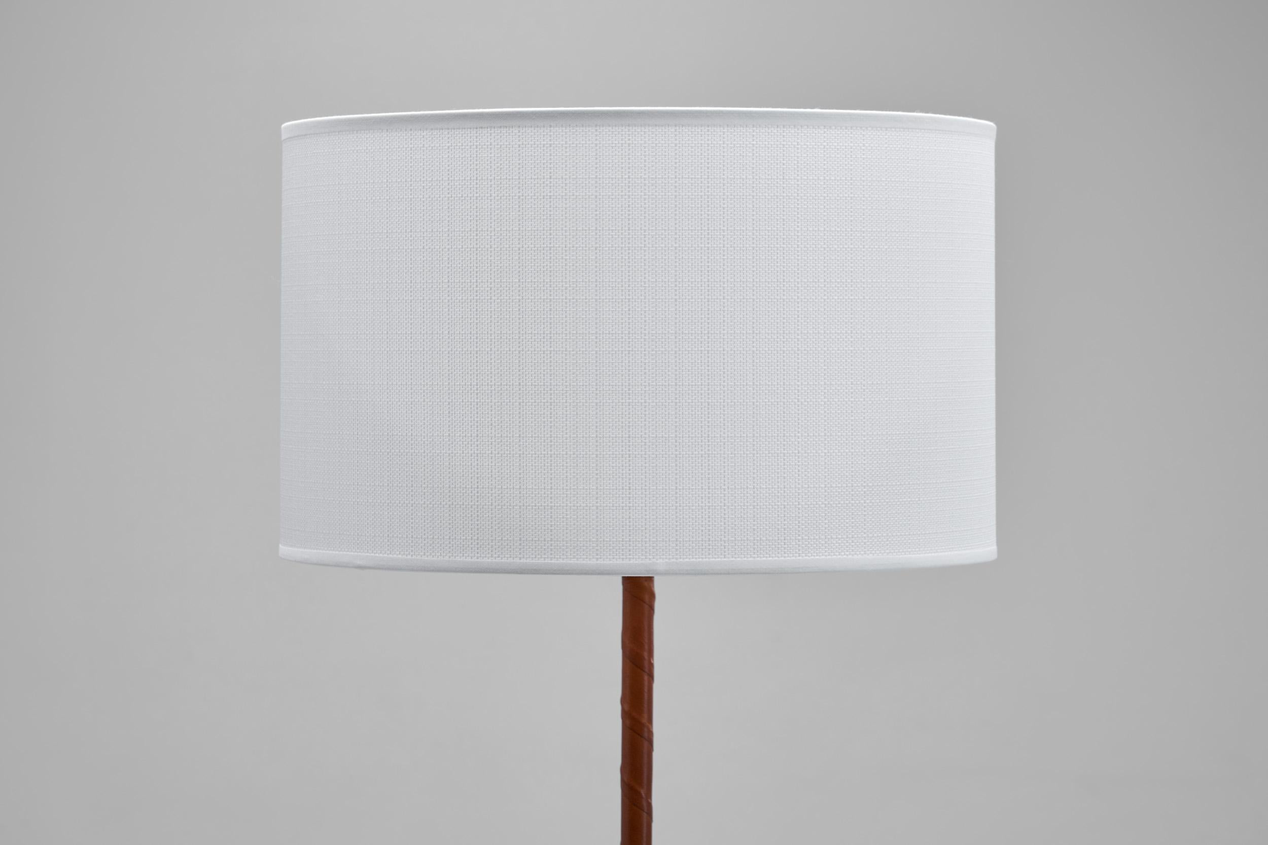 Lampada da terra in pelle e ottone di Hans Bergström (Attr.), Svezia Metà del XX secolo in vendita 5