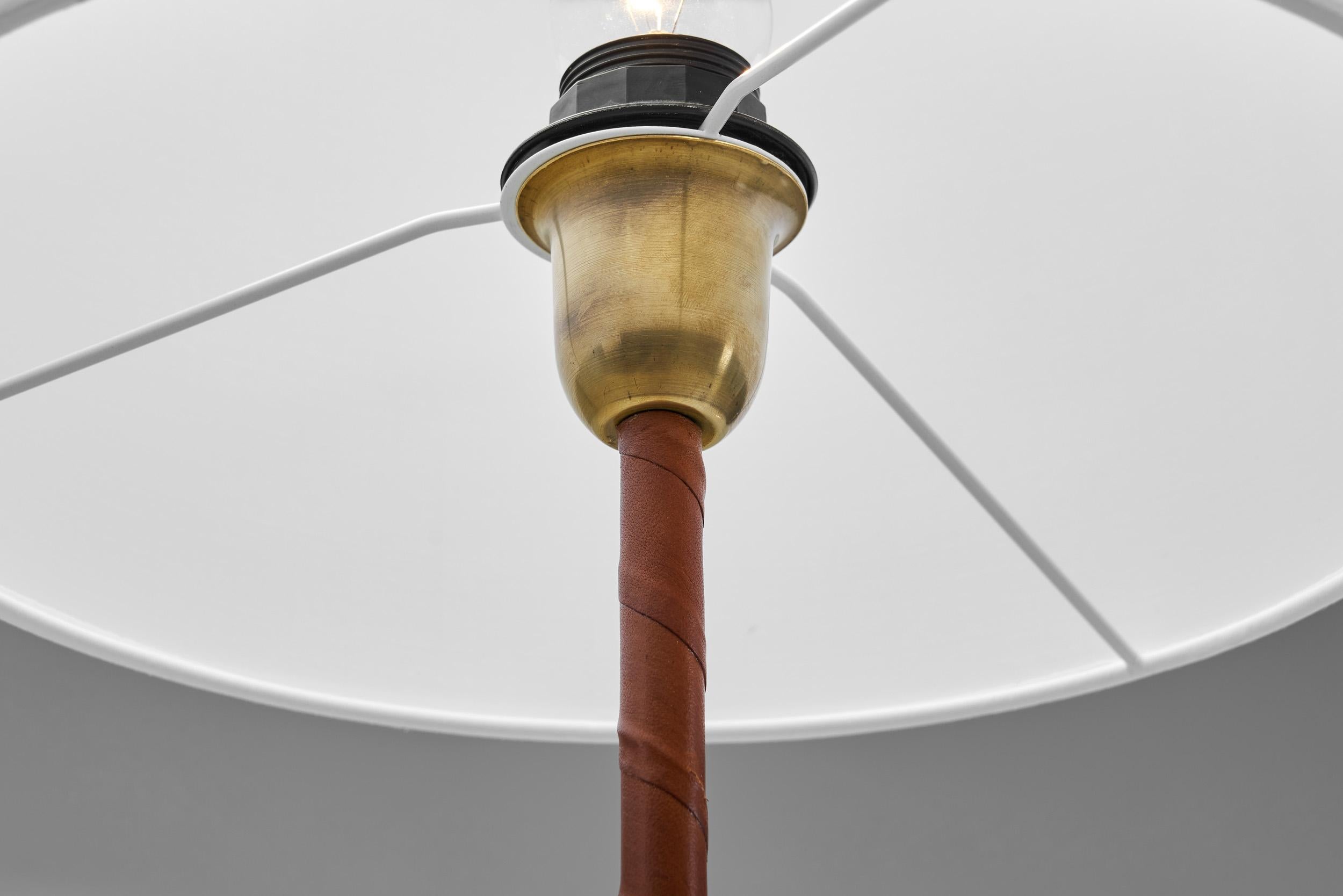 Lampada da terra in pelle e ottone di Hans Bergström (Attr.), Svezia Metà del XX secolo in vendita 7