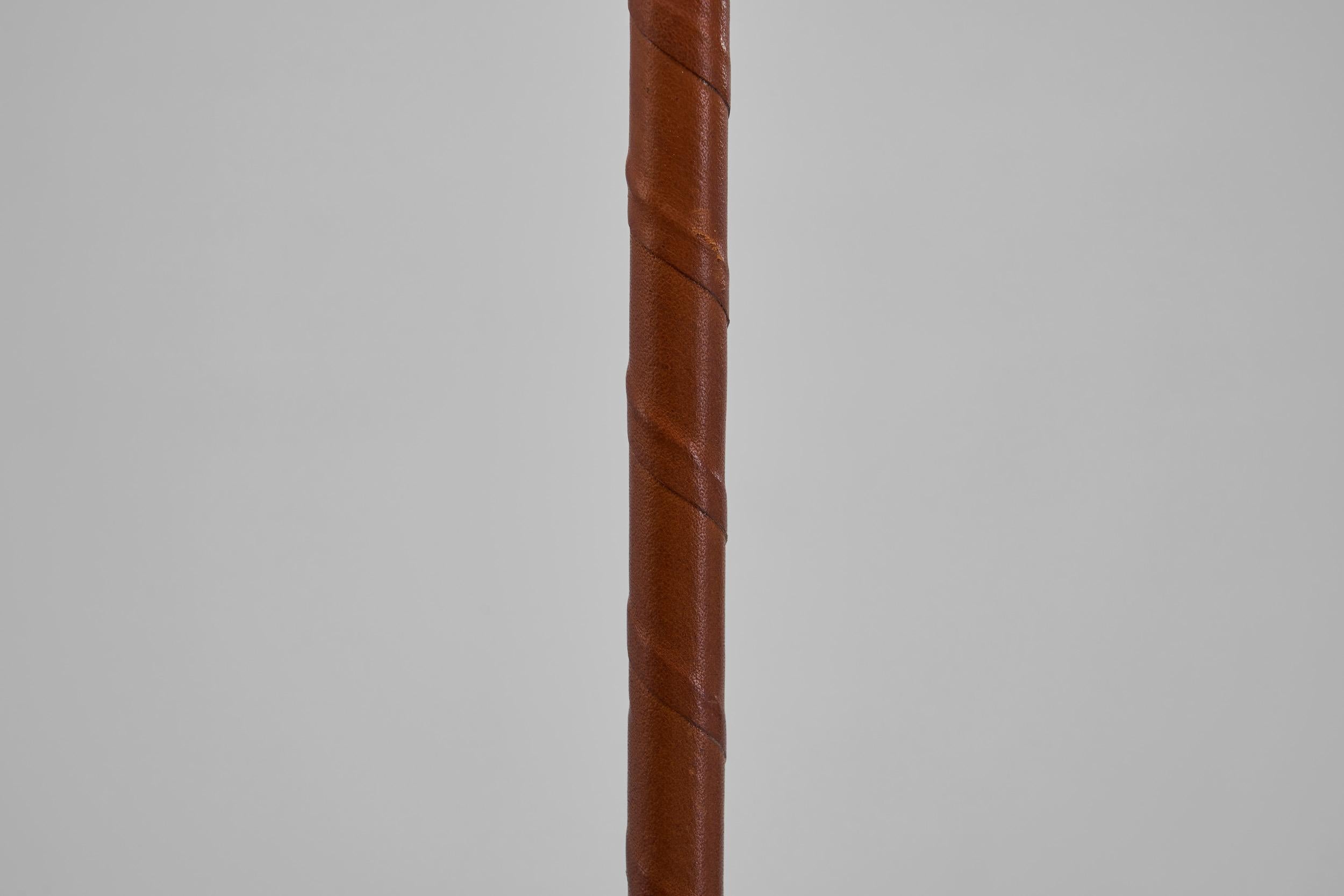 Lampada da terra in pelle e ottone di Hans Bergström (Attr.), Svezia Metà del XX secolo in vendita 8