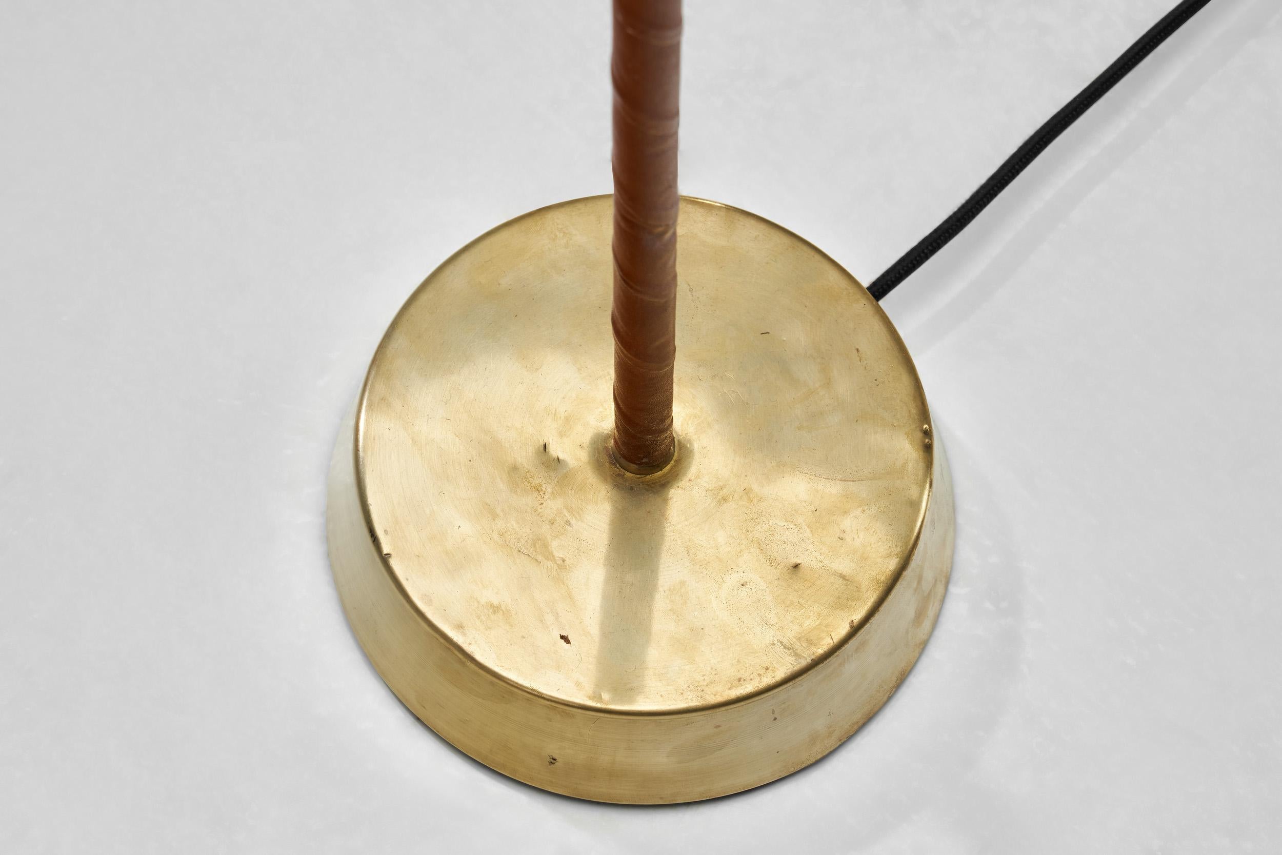 Lampada da terra in pelle e ottone di Hans Bergström (Attr.), Svezia Metà del XX secolo in vendita 9