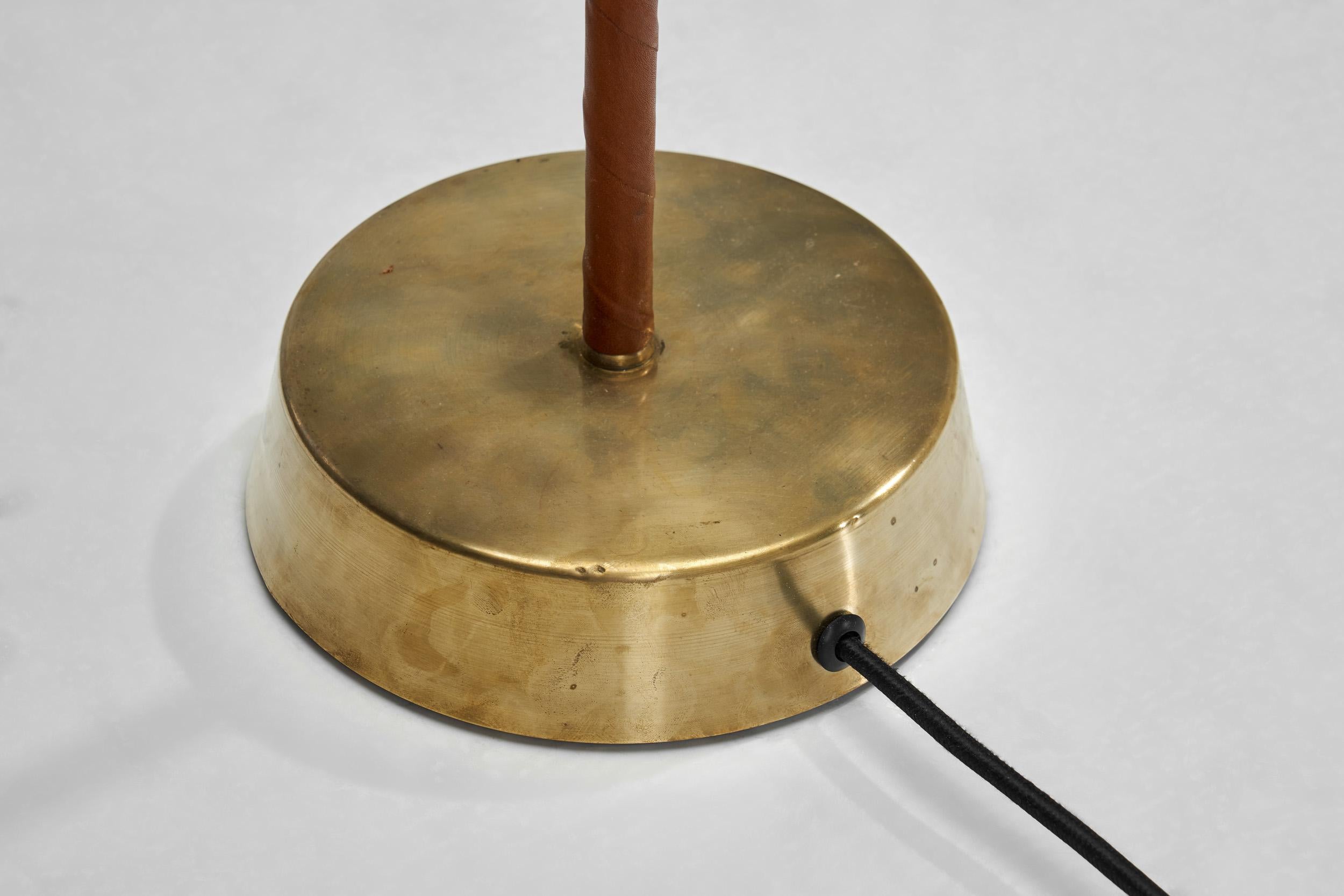 Lampada da terra in pelle e ottone di Hans Bergström (Attr.), Svezia Metà del XX secolo in vendita 10