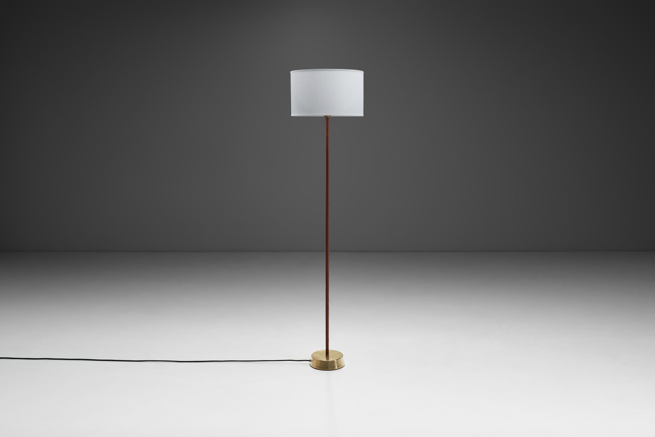 Scandinavo moderno Lampada da terra in pelle e ottone di Hans Bergström (Attr.), Svezia Metà del XX secolo in vendita