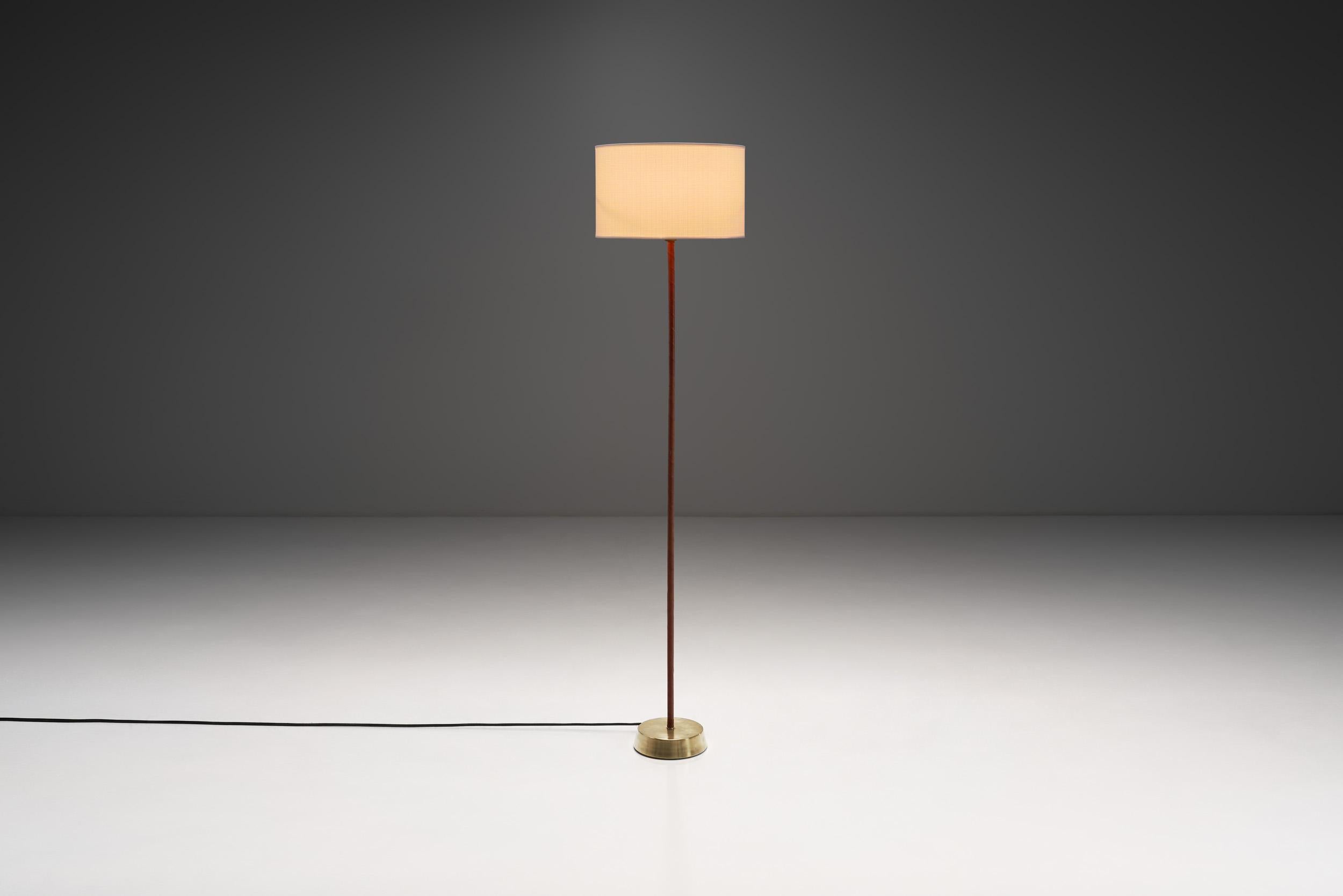 Svedese Lampada da terra in pelle e ottone di Hans Bergström (Attr.), Svezia Metà del XX secolo in vendita