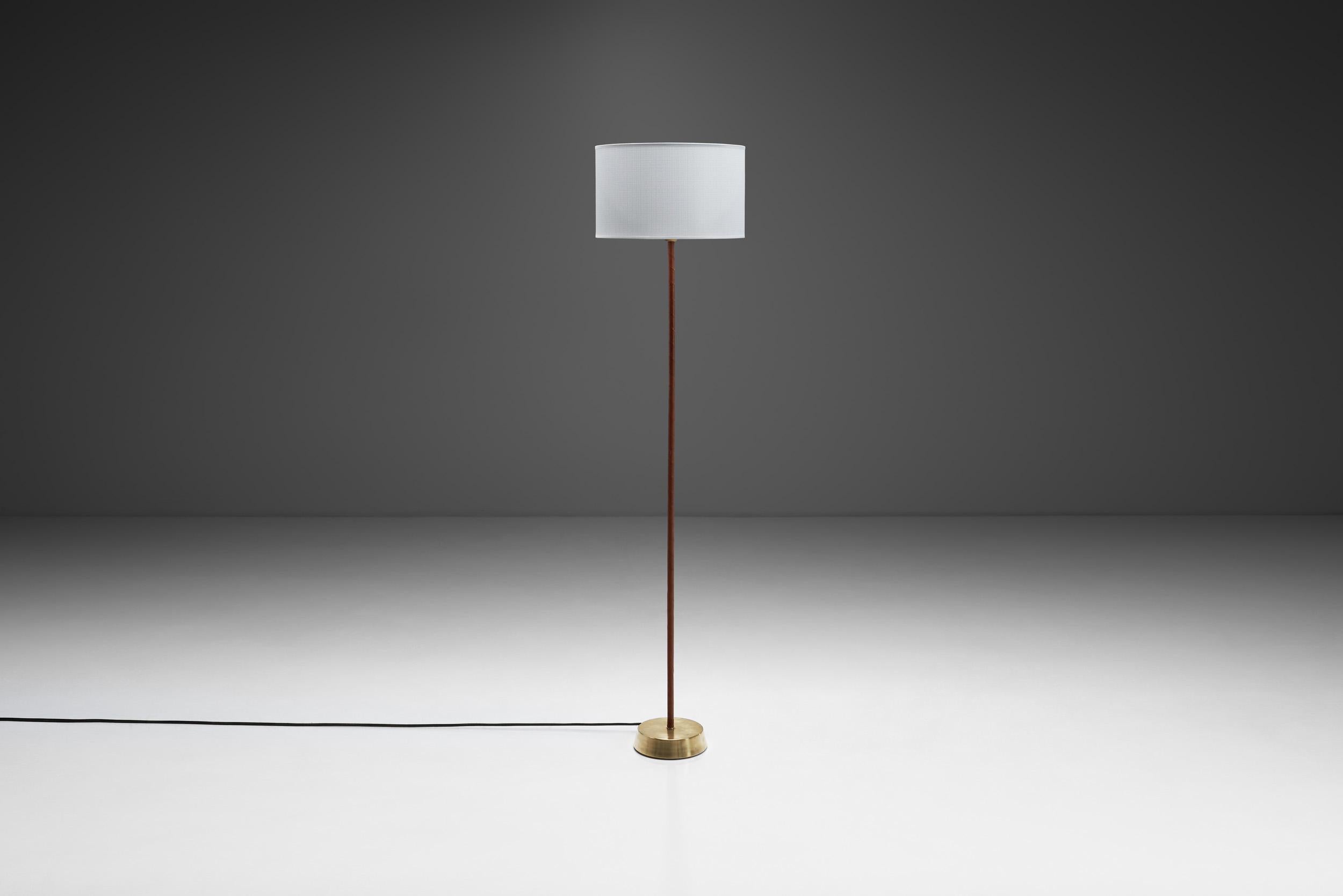 Lampada da terra in pelle e ottone di Hans Bergström (Attr.), Svezia Metà del XX secolo In condizioni buone in vendita a Utrecht, NL
