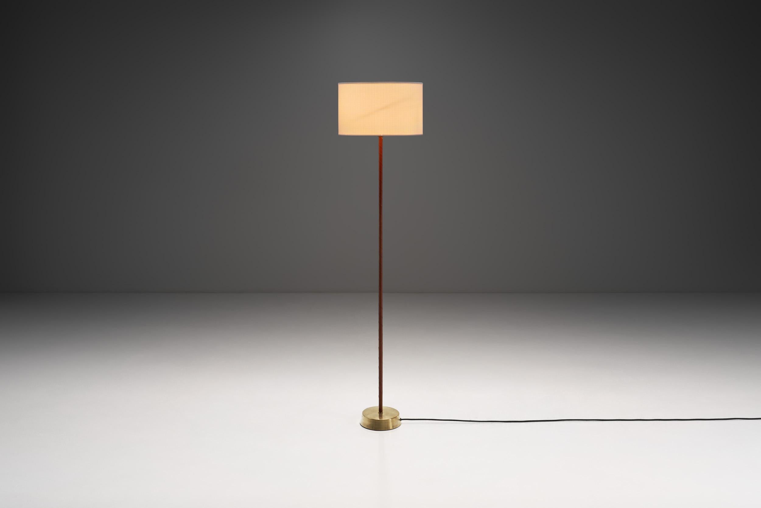 Ottone Lampada da terra in pelle e ottone di Hans Bergström (Attr.), Svezia Metà del XX secolo in vendita