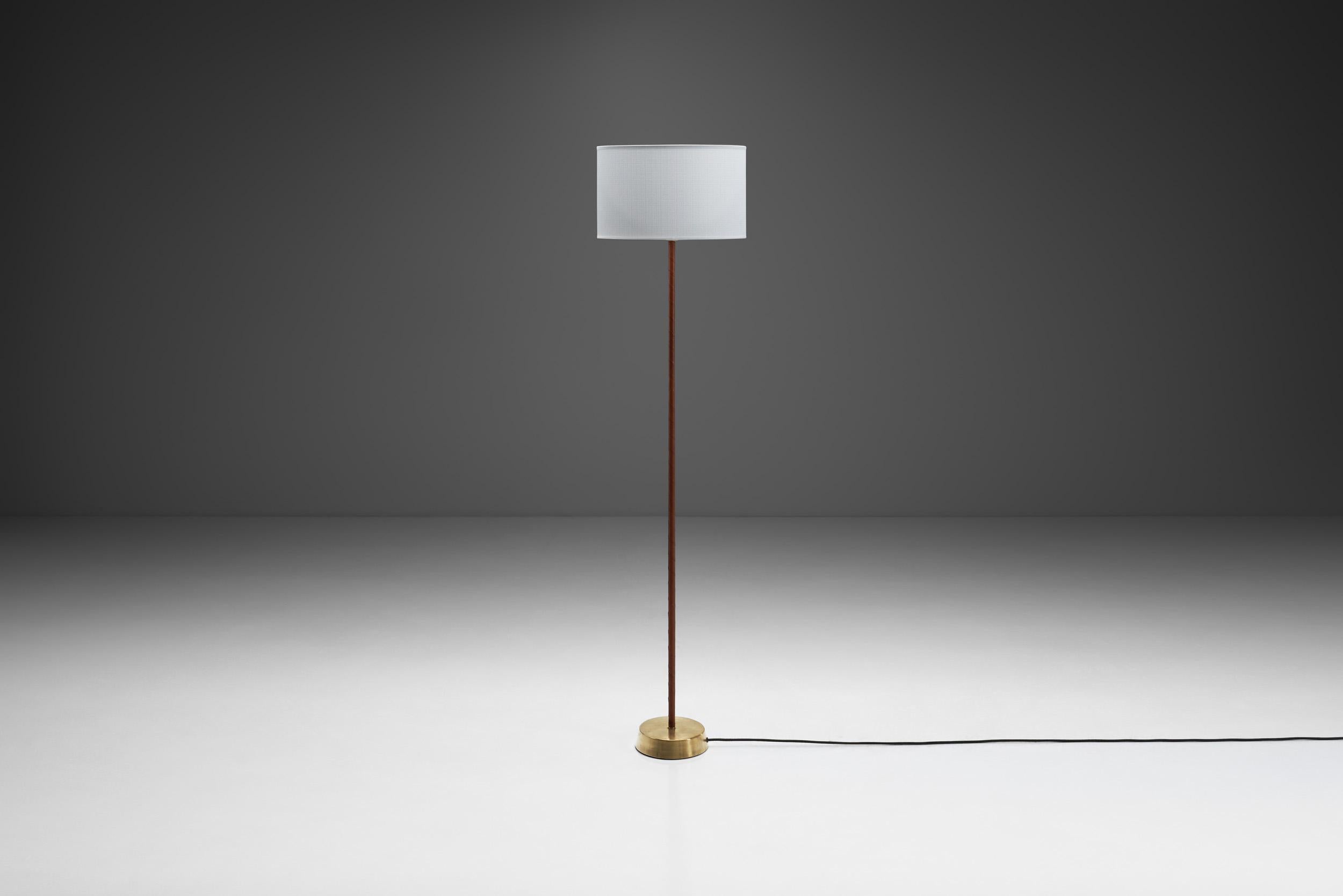 Lampada da terra in pelle e ottone di Hans Bergström (Attr.), Svezia Metà del XX secolo in vendita 1