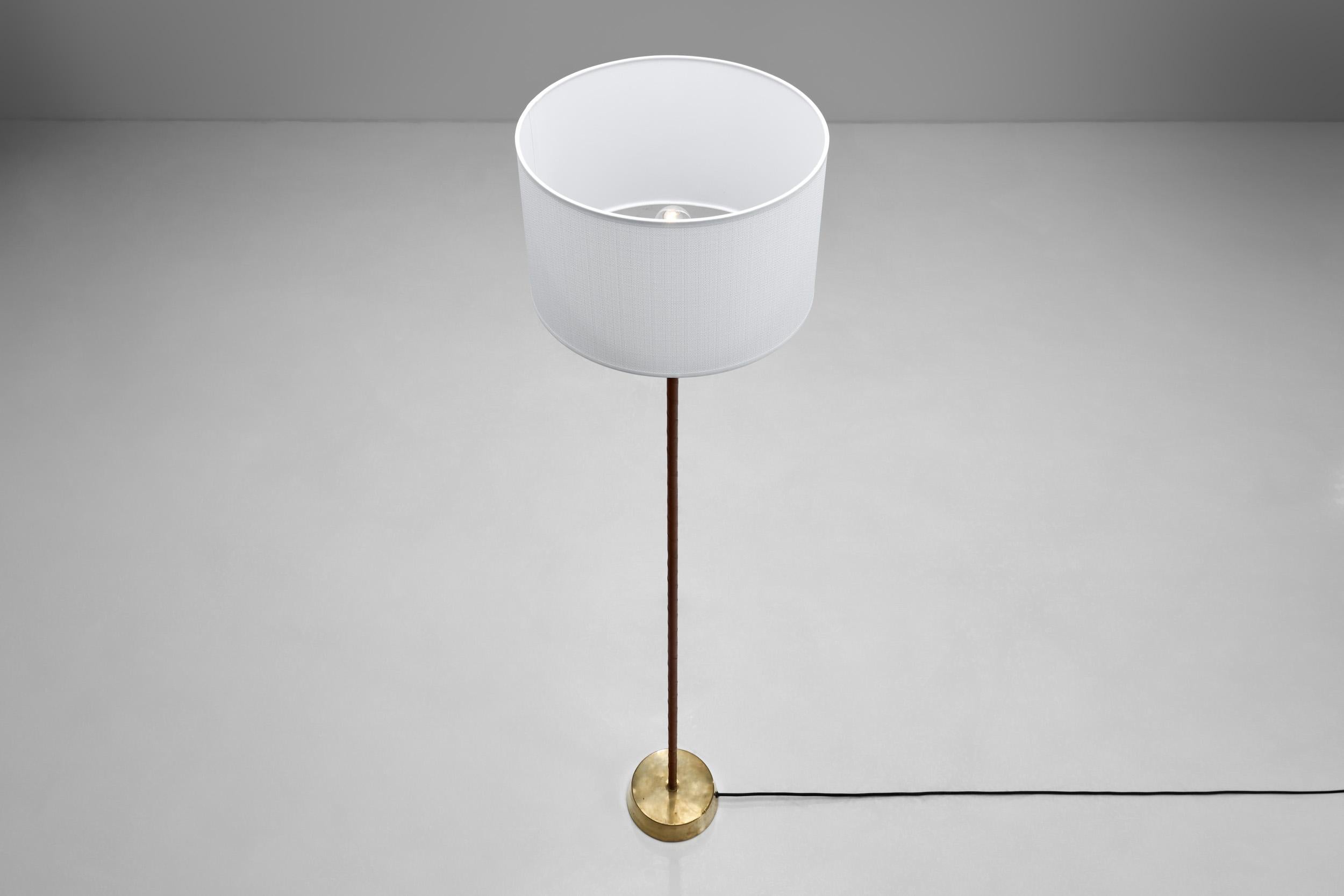 Lampada da terra in pelle e ottone di Hans Bergström (Attr.), Svezia Metà del XX secolo in vendita 2