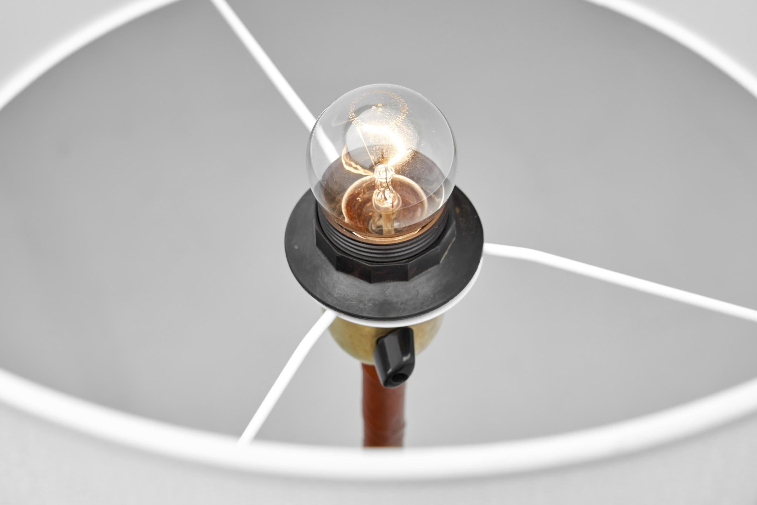 Lampada da terra in pelle e ottone di Hans Bergström (Attr.), Svezia Metà del XX secolo in vendita 3