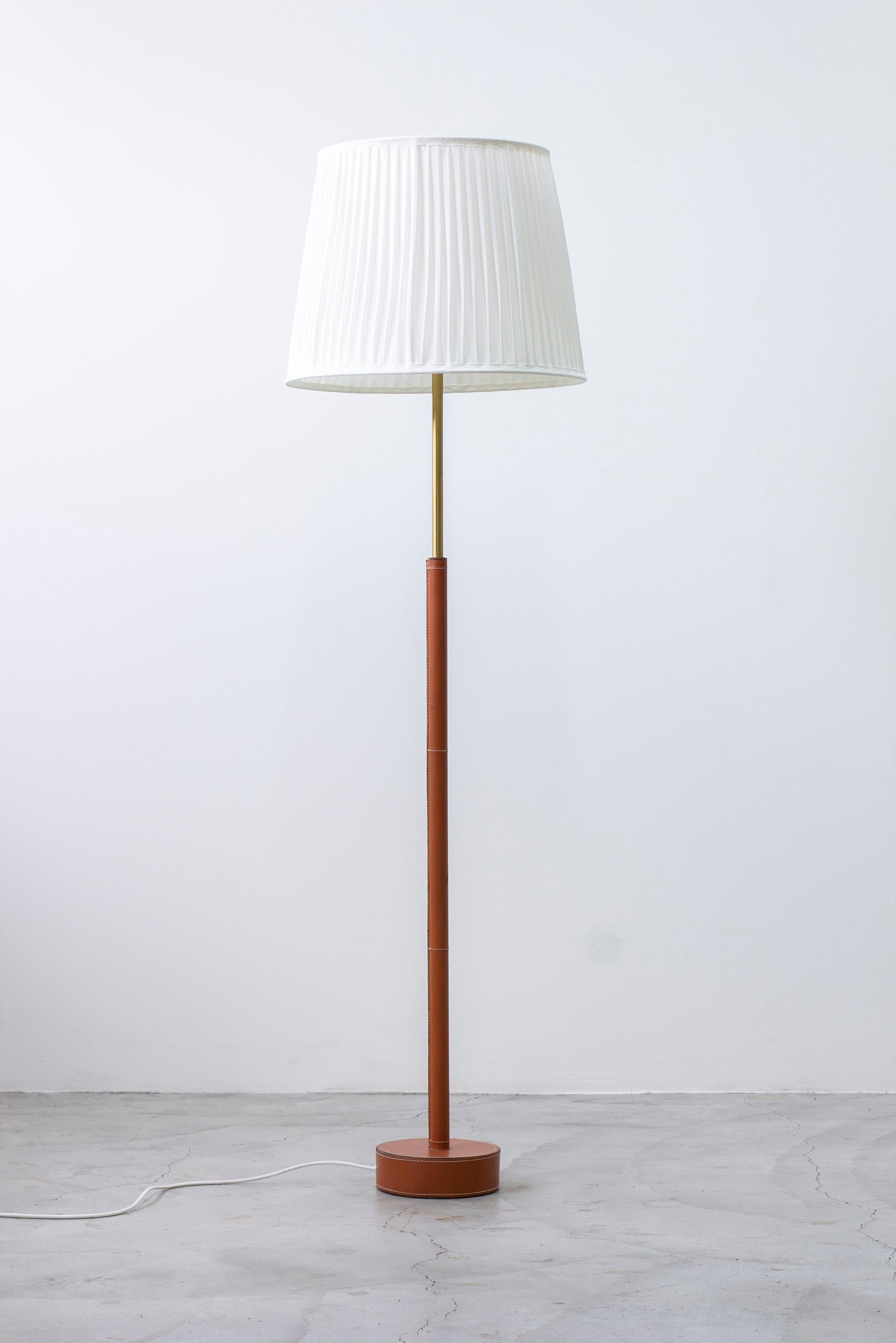 Scandinavian Modern Leather and brass floor lamp G08 by Bergboms, Sweden, 1950s For Sale