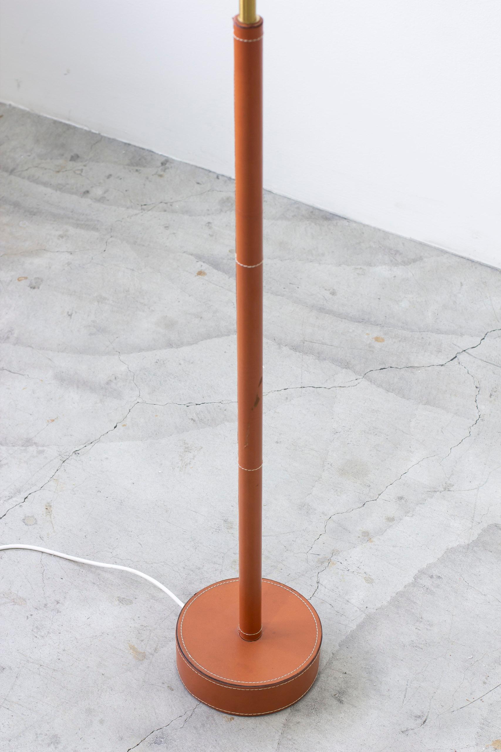 Leather and brass floor lamp G08 by Bergboms, Sweden, 1950s In Good Condition For Sale In Hägersten, SE