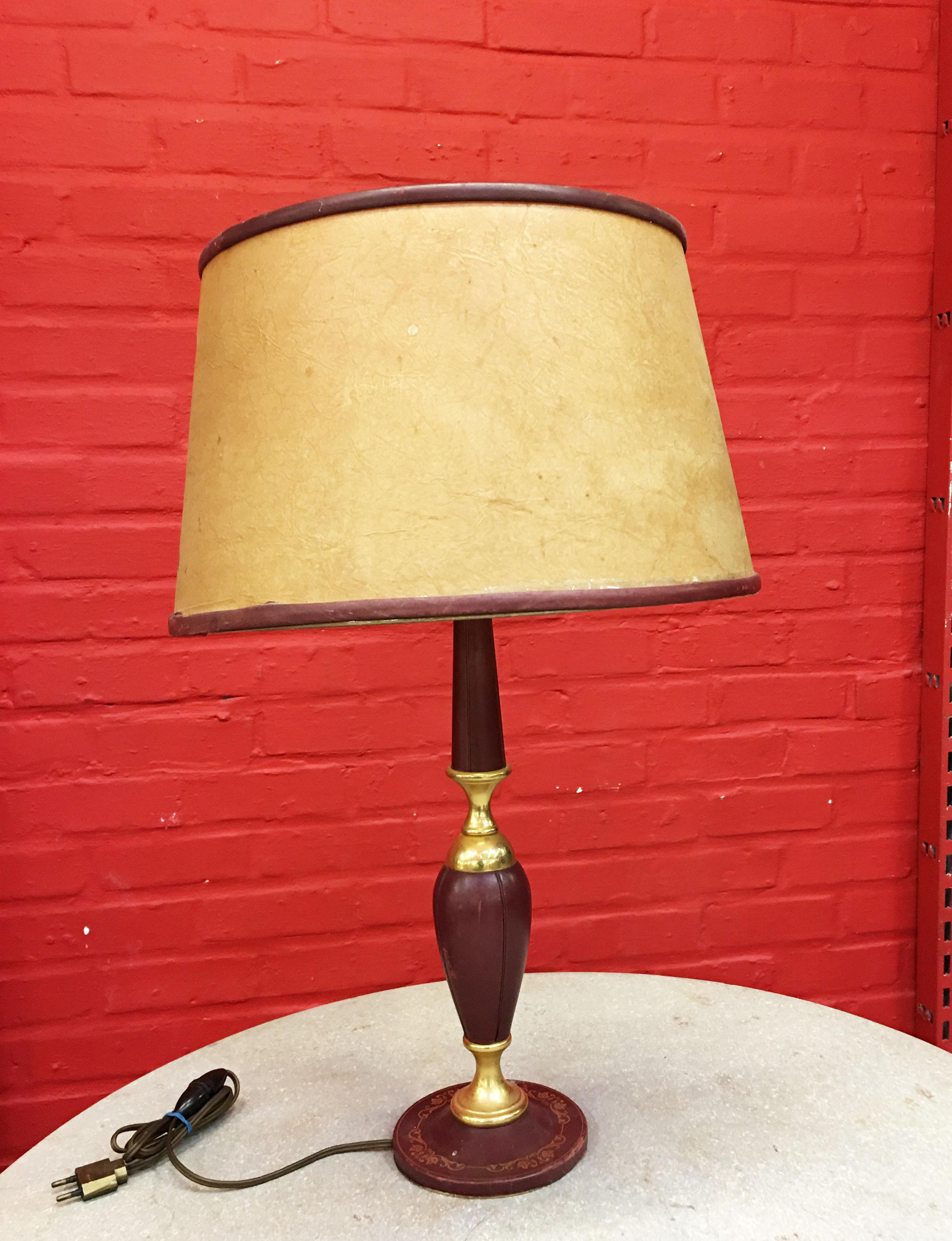 Lampe en cuir et laiton dans le style de Jacques Adnet, vers 1950