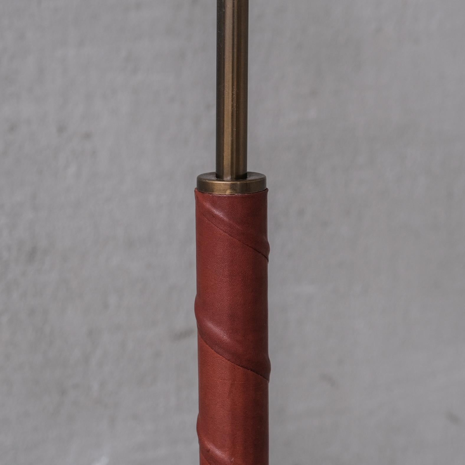 Schwedische Stehlampe aus Leder und Messing aus der Mitte des Jahrhunderts von Einar Backstrom im Angebot 1