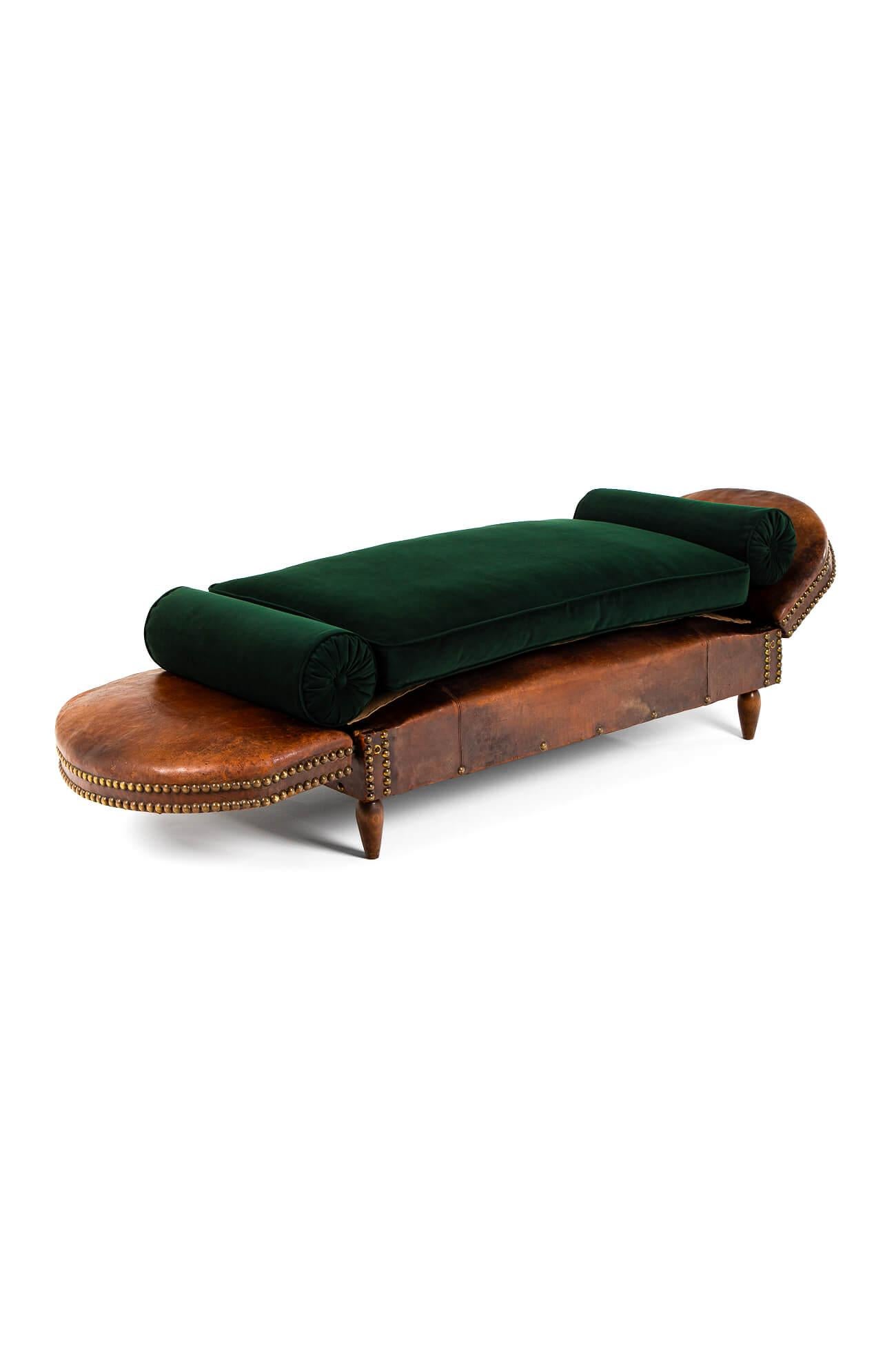 Leather and Brass studded Day bed In Good Condition For Sale In Faversham, GB