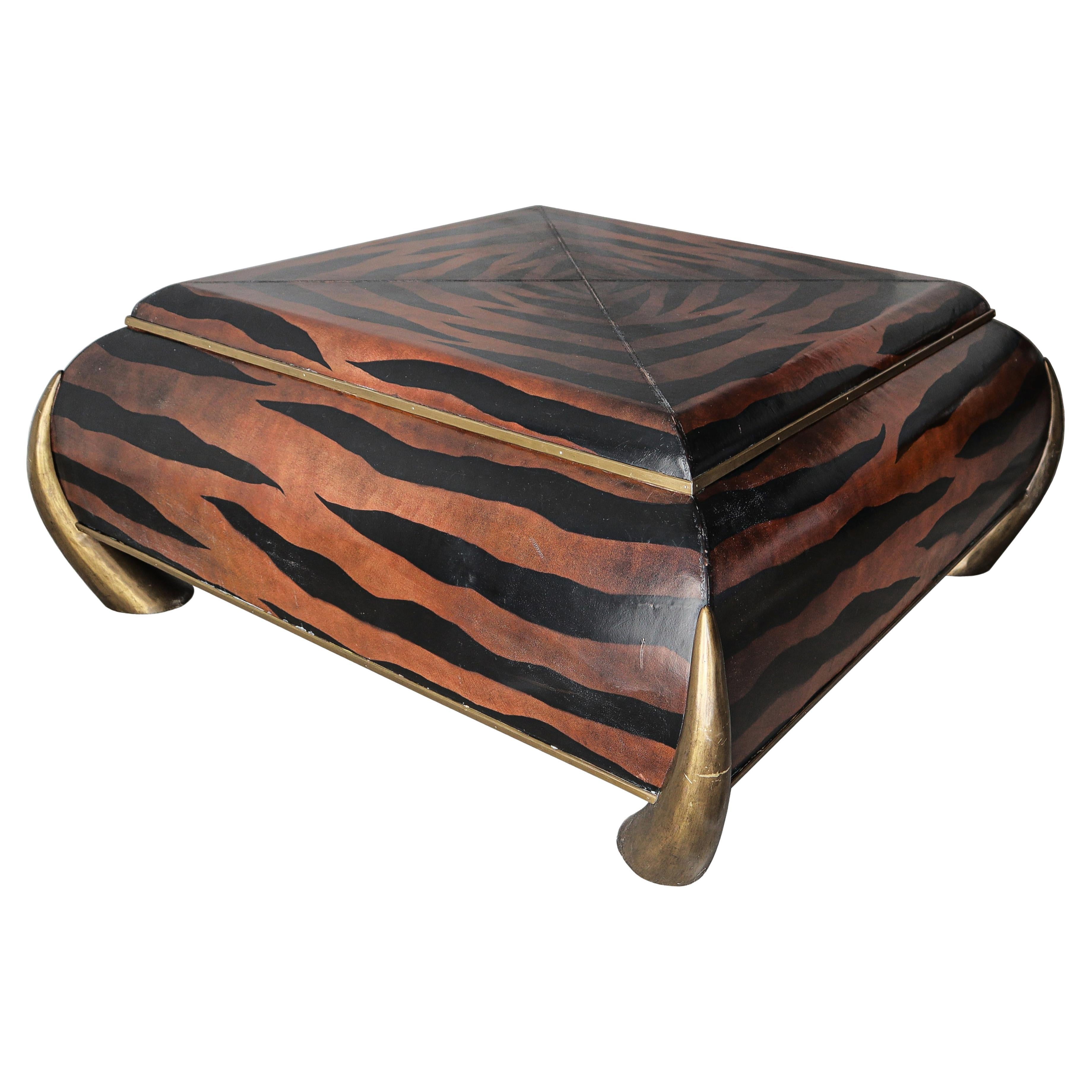 Table basse en cuir et laiton Tusk par Maitland Smith en vente