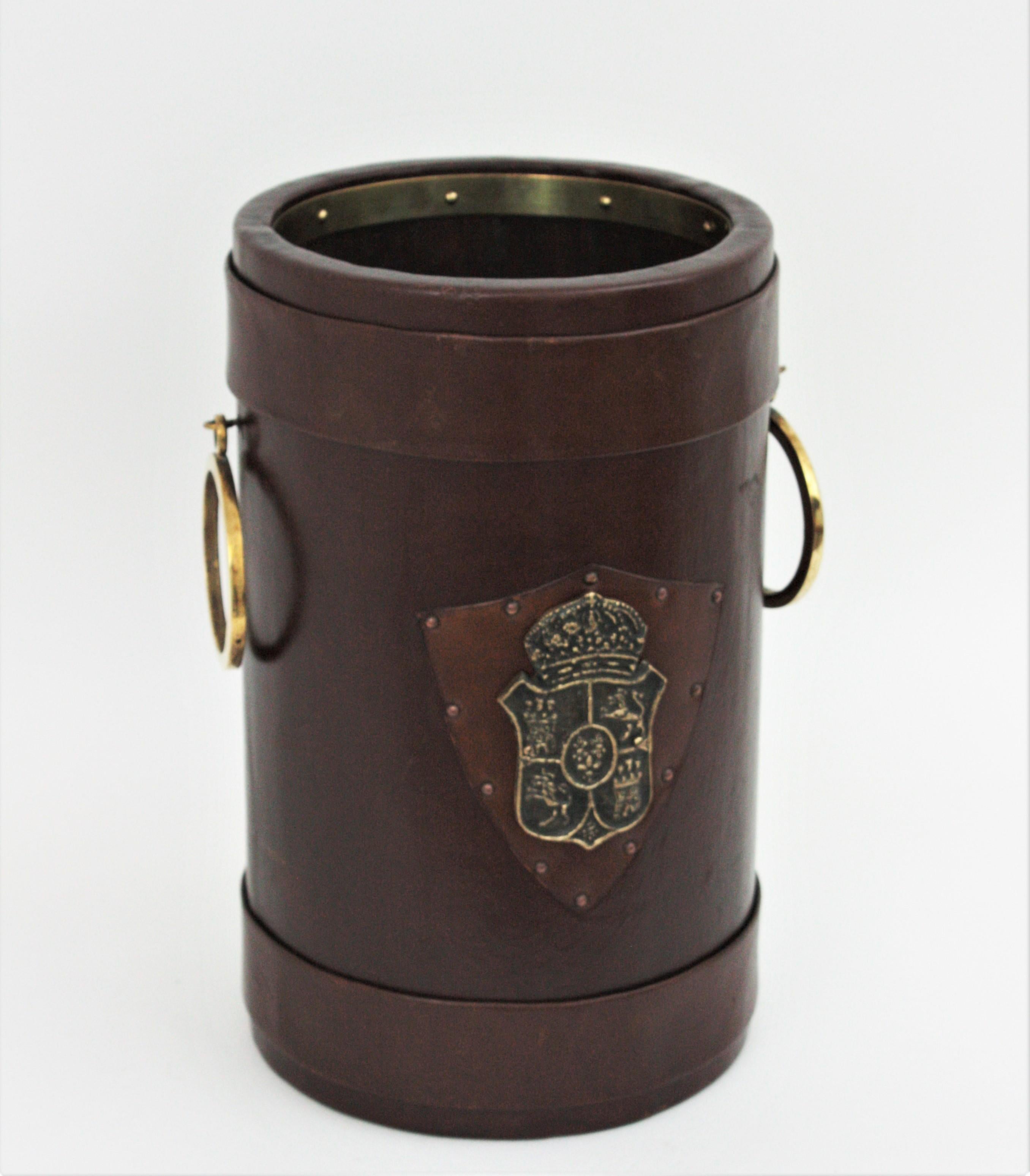 Papierkorb oder Umbrella Stand mit Wappendetail aus Leder und Messing im Angebot 9