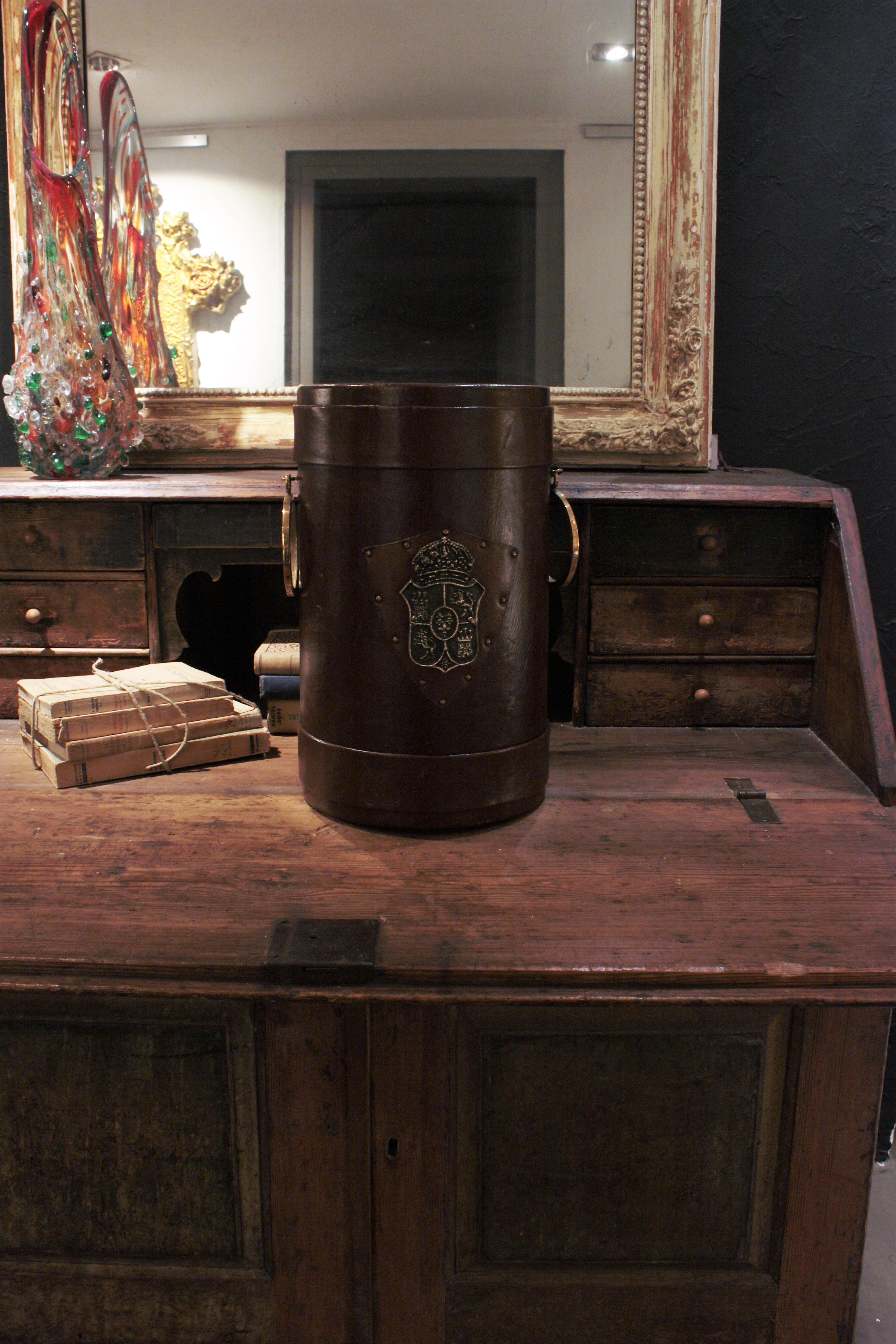 Leather and Brass Waste Basket or Umbrella Stand with Coat of Arms Detail In Good Condition For Sale In Barcelona, ES