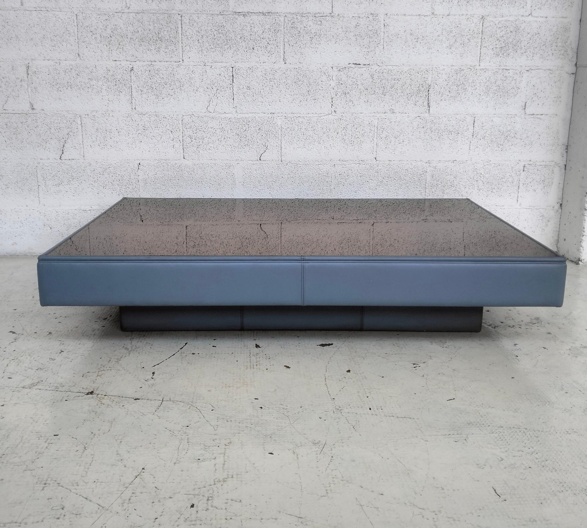 Leather and bronze mirrored coffee table by L. Massoni for Poltrona Frau  70s For Sale 4