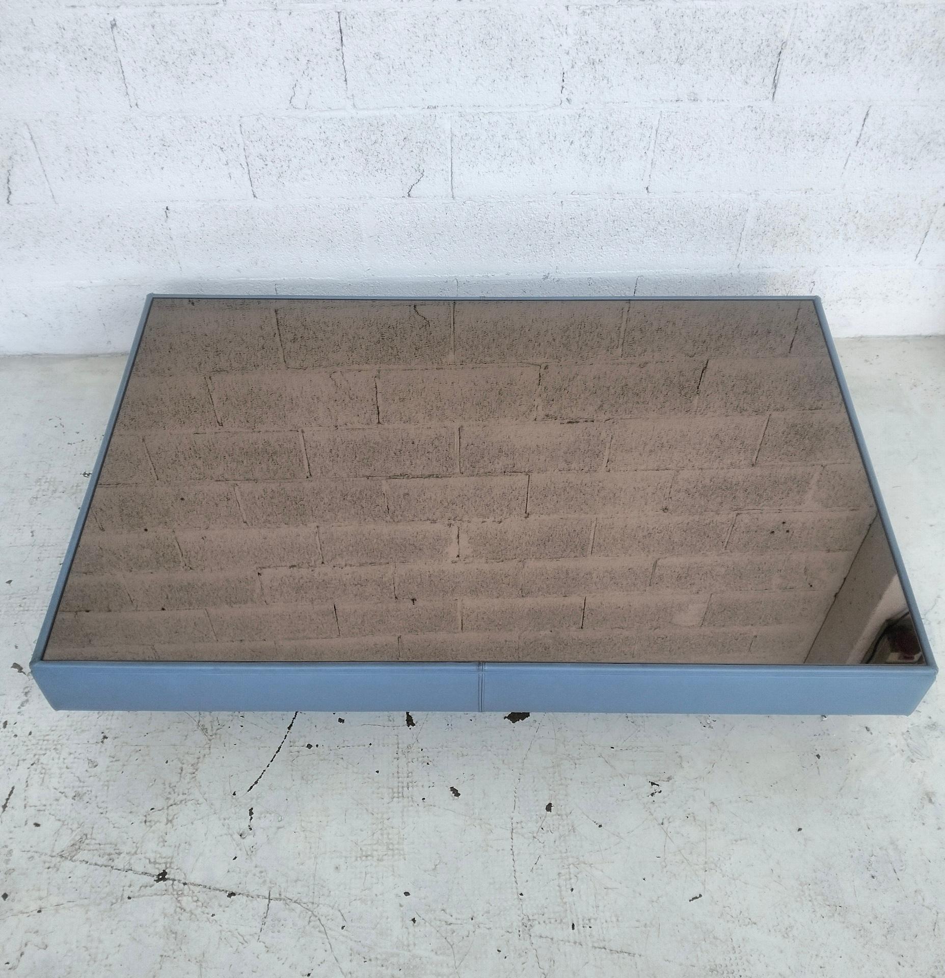 Leather and bronze mirrored coffee table by L. Massoni for Poltrona Frau  70s For Sale 5