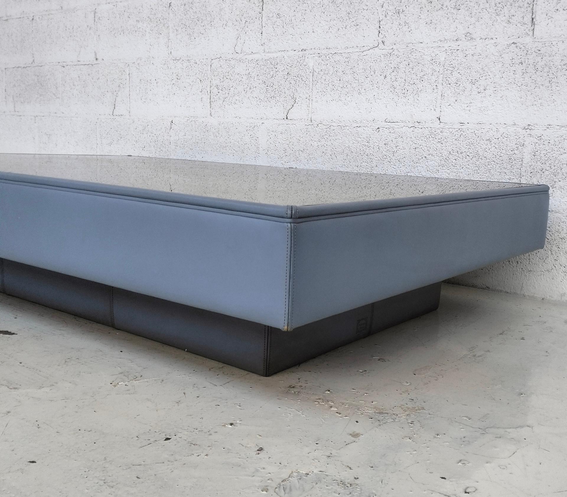 Leather and bronze mirrored coffee table by L. Massoni for Poltrona Frau  70s For Sale 6
