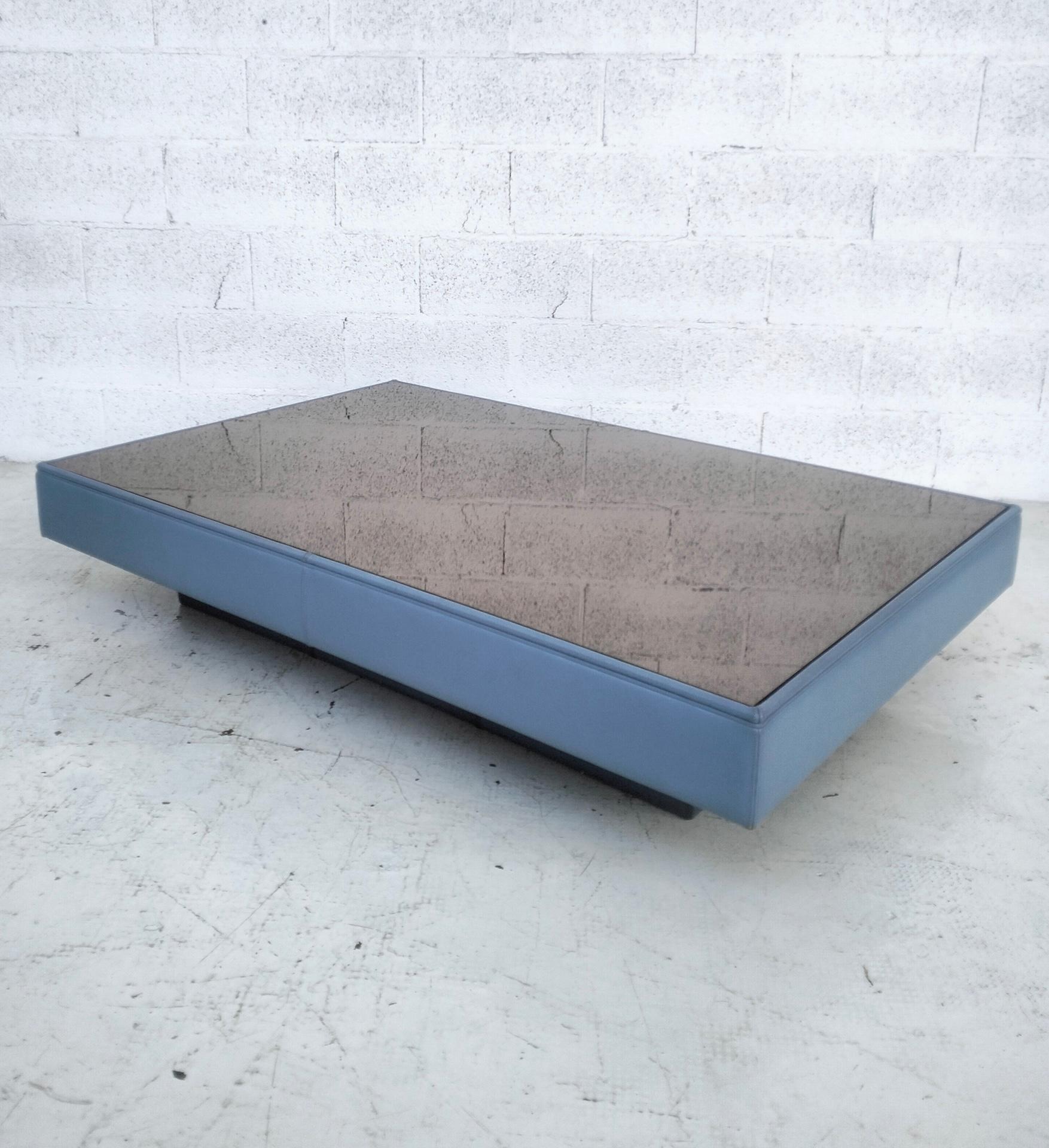 Mid-Century Modern Leather and bronze mirrored coffee table by L. Massoni for Poltrona Frau  70s For Sale