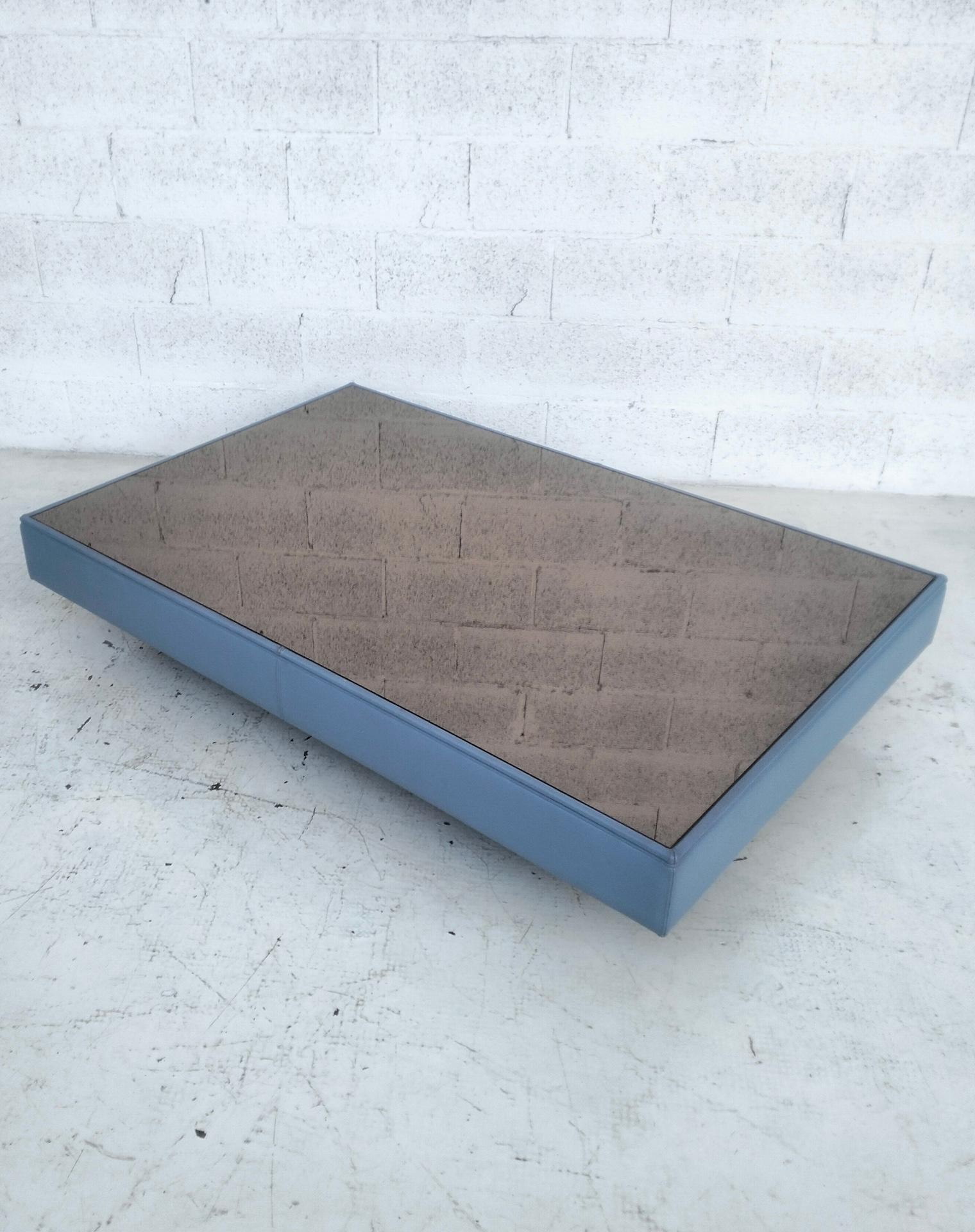 Italian Leather and bronze mirrored coffee table by L. Massoni for Poltrona Frau  70s For Sale