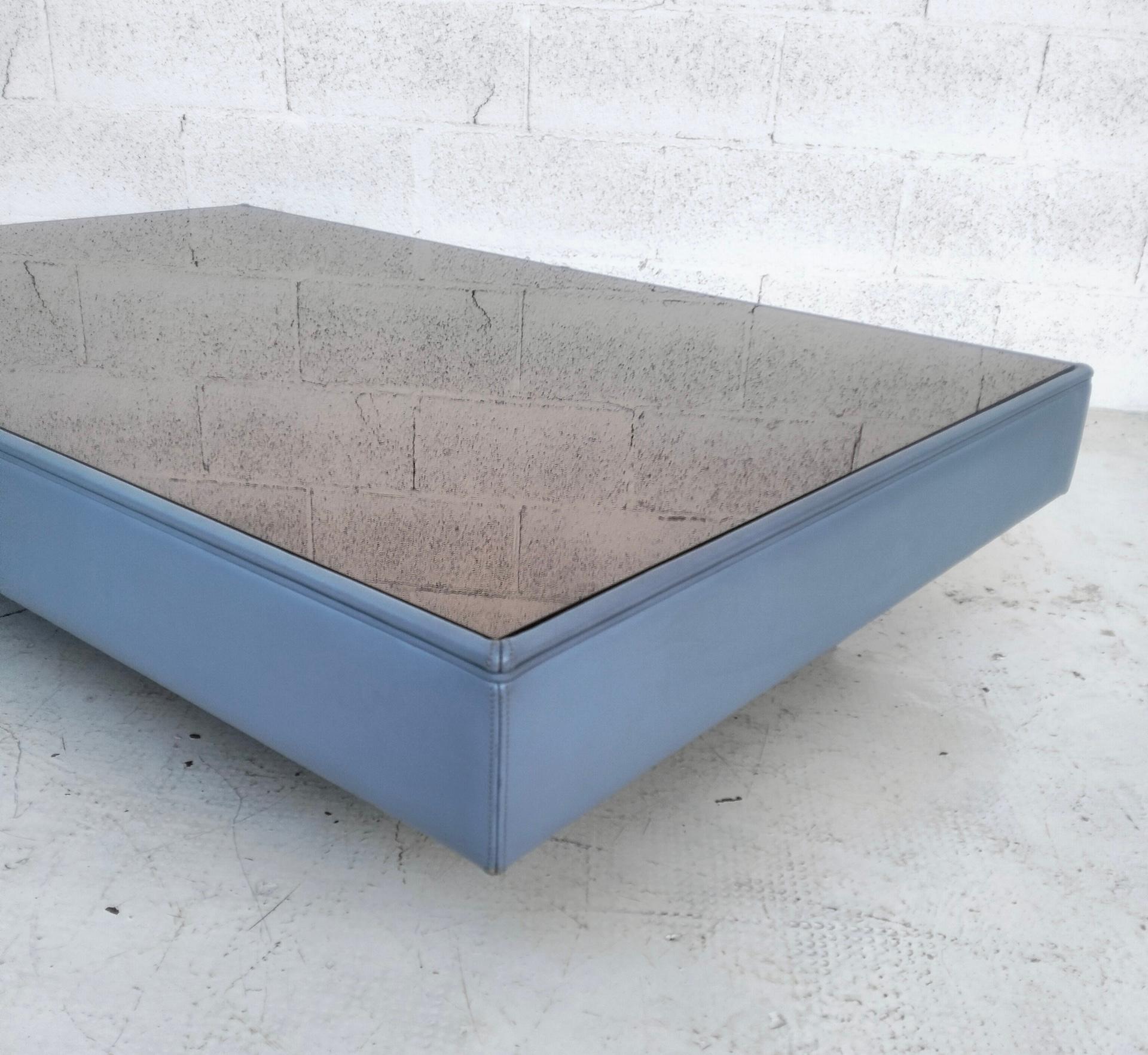 Leather and bronze mirrored coffee table by L. Massoni for Poltrona Frau  70s In Good Condition For Sale In Padova, IT