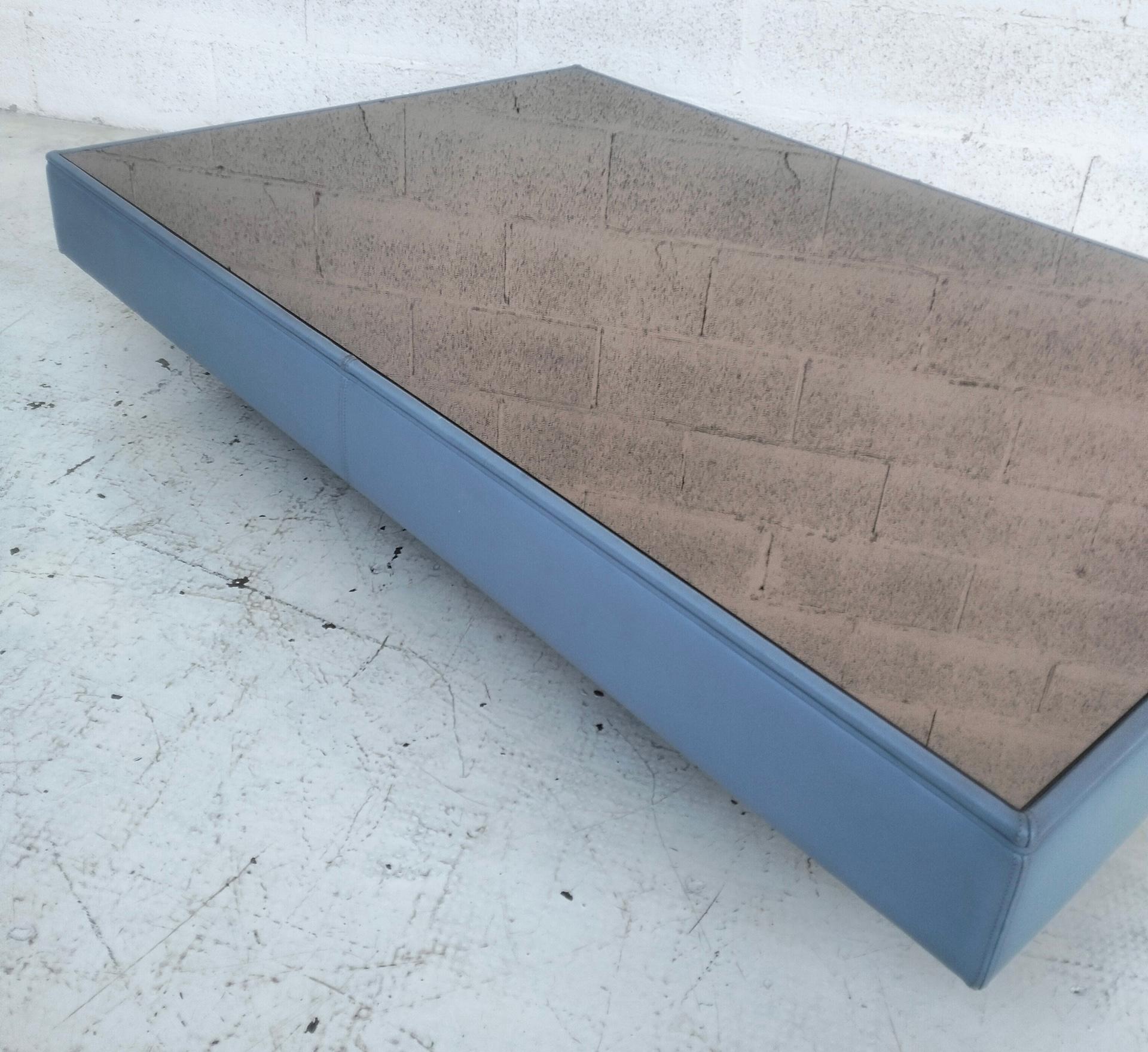 Leather and bronze mirrored coffee table by L. Massoni for Poltrona Frau  70s For Sale 1