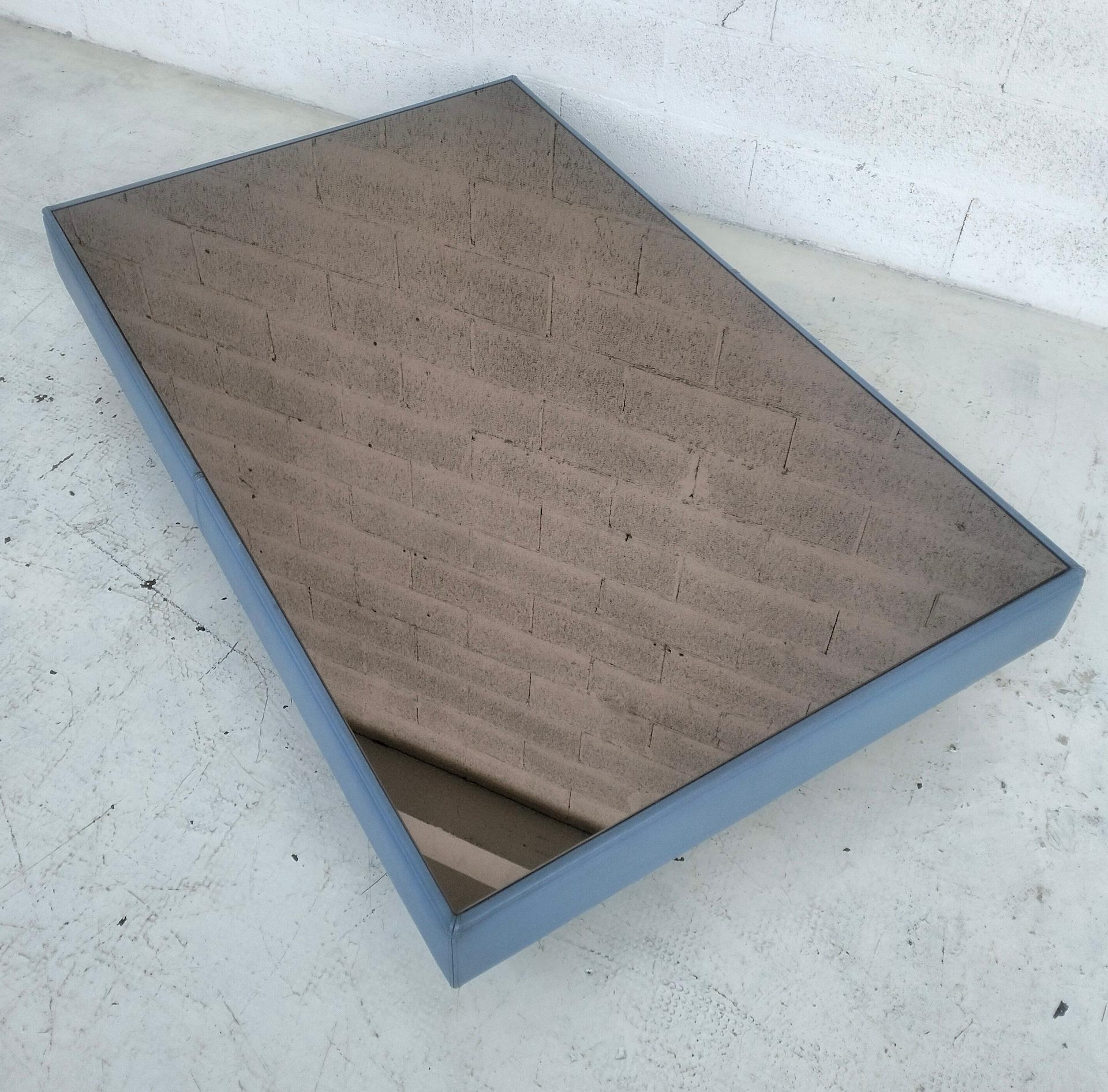 Leather and bronze mirrored coffee table by L. Massoni for Poltrona Frau  70s For Sale 2