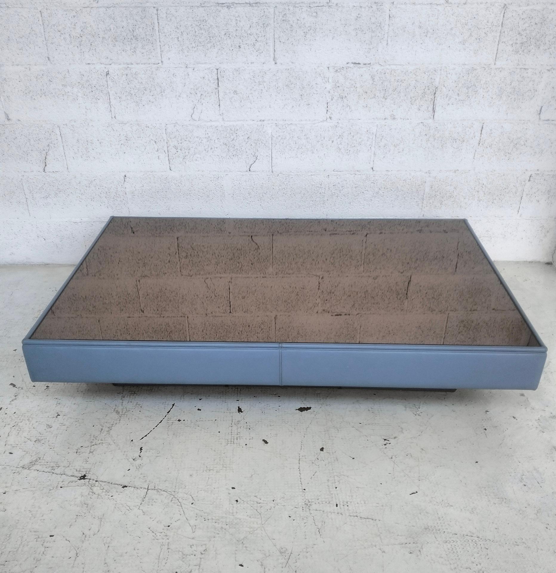 Leather and bronze mirrored coffee table by L. Massoni for Poltrona Frau  70s For Sale 3