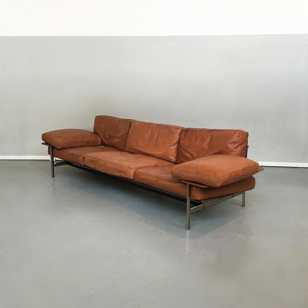 Leather and burnished steel sofa Diesis by Antonio Citterio for B&B Italia, 1979
Diesis sofa in leather and burnished steel, with brass details.

Completely original, worn leather, free of tears or tears, some stains.

Measures 275 x 95 x 40 H