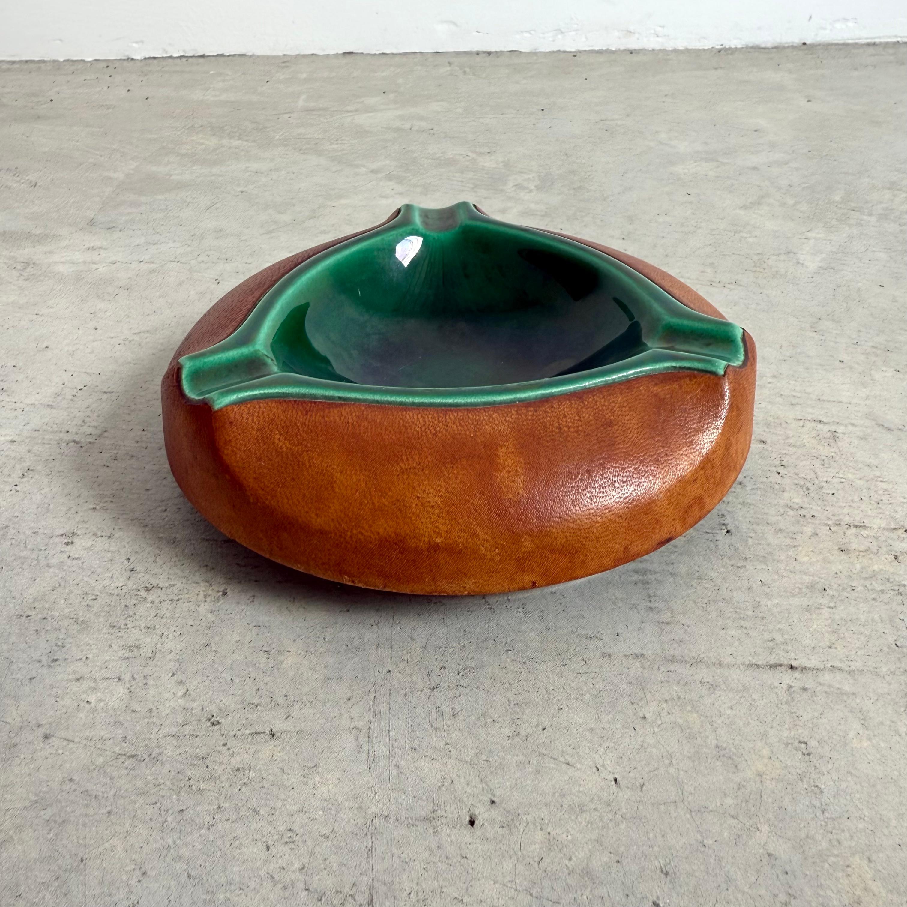 Milieu du XXe siècle Leather and Ceramic Ashtray, 1960s France