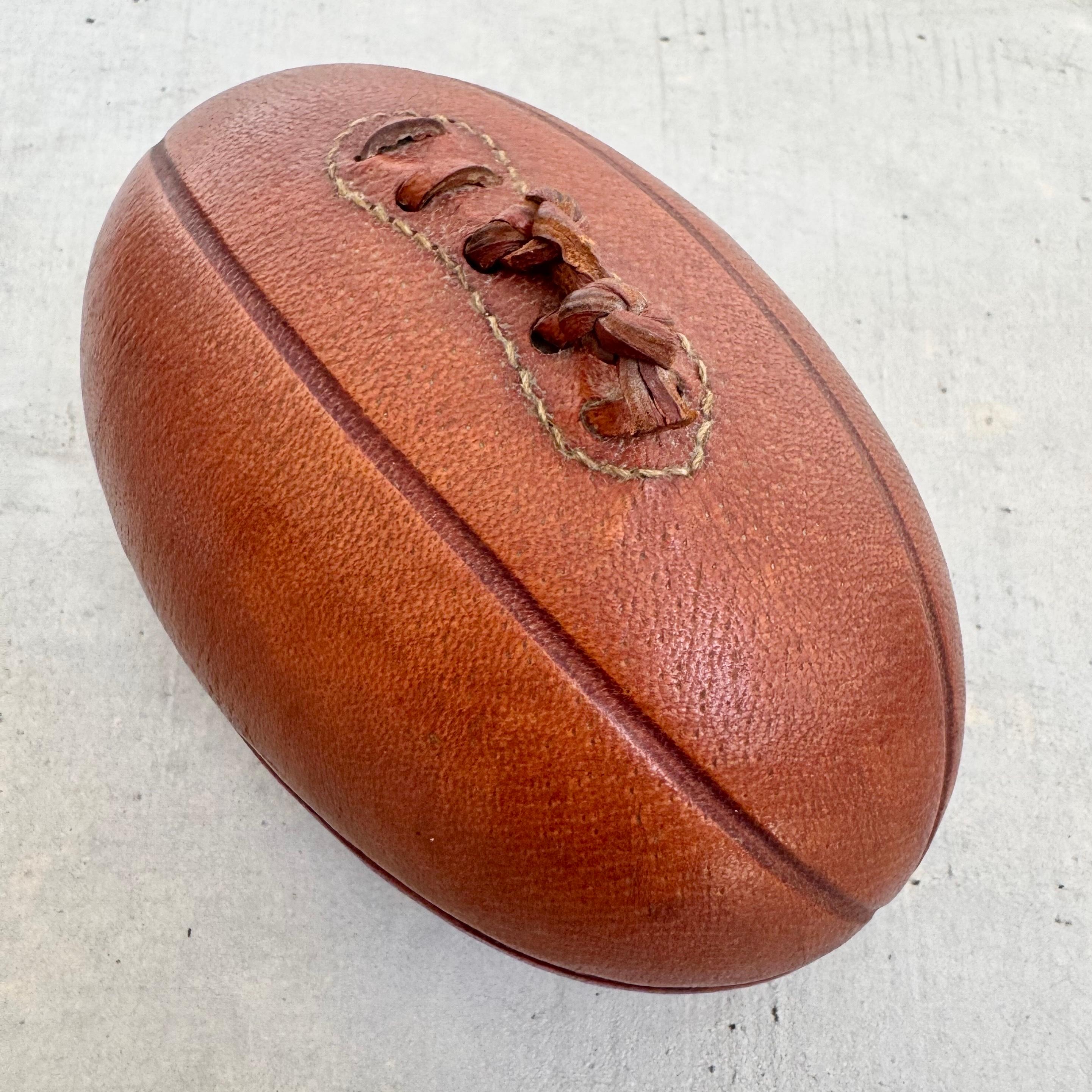 Cendrier en cuir et céramique pour ballon de football par Longchamps, années 1950 France 4