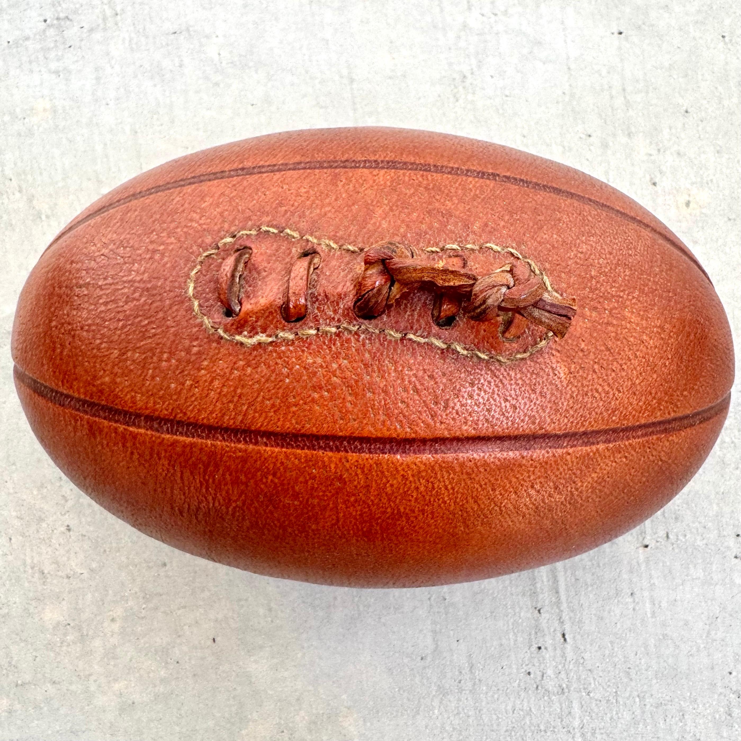Cendrier en cuir et céramique pour ballon de football par Longchamps, années 1950 France 5