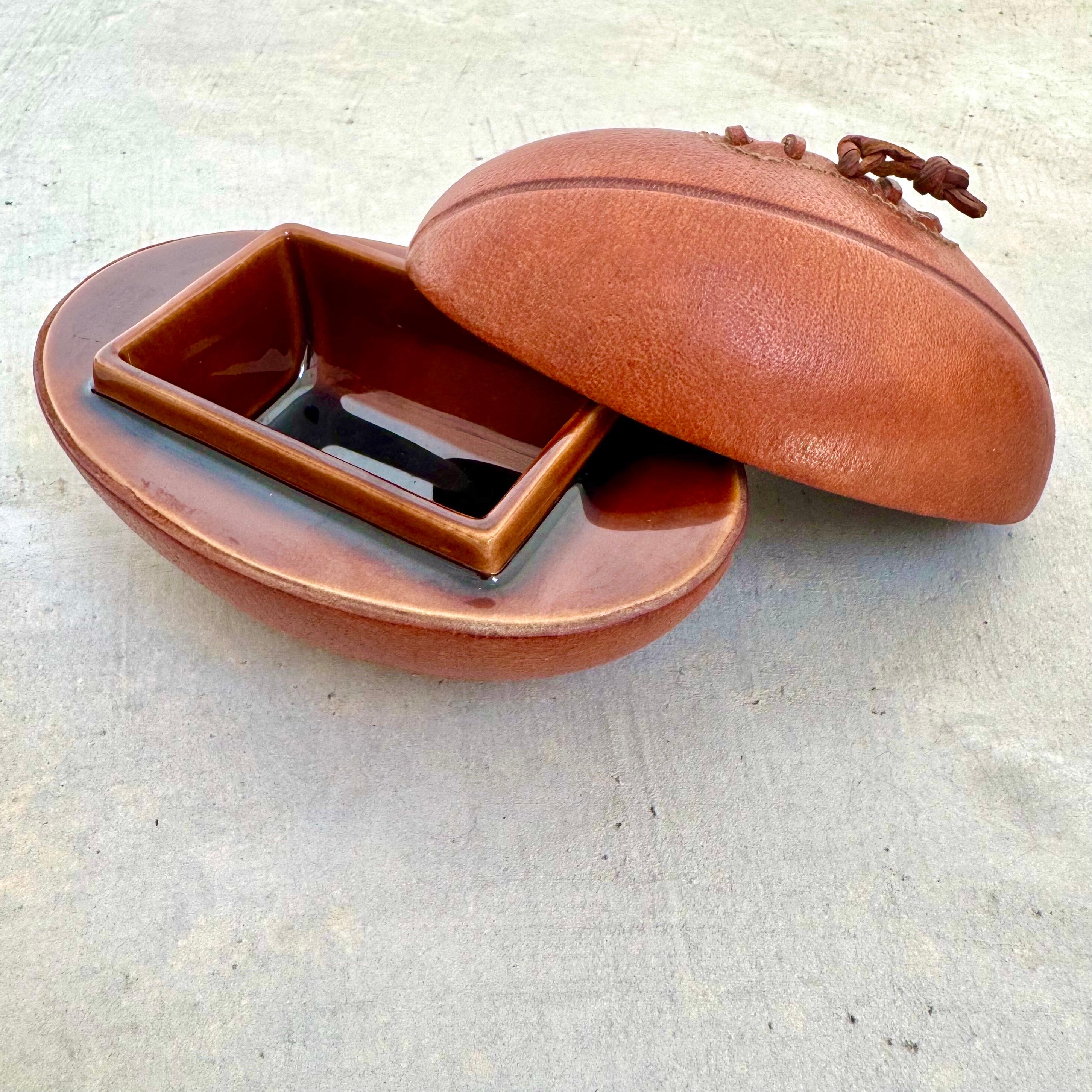 Français Cendrier en cuir et céramique pour ballon de football par Longchamps, années 1950 France