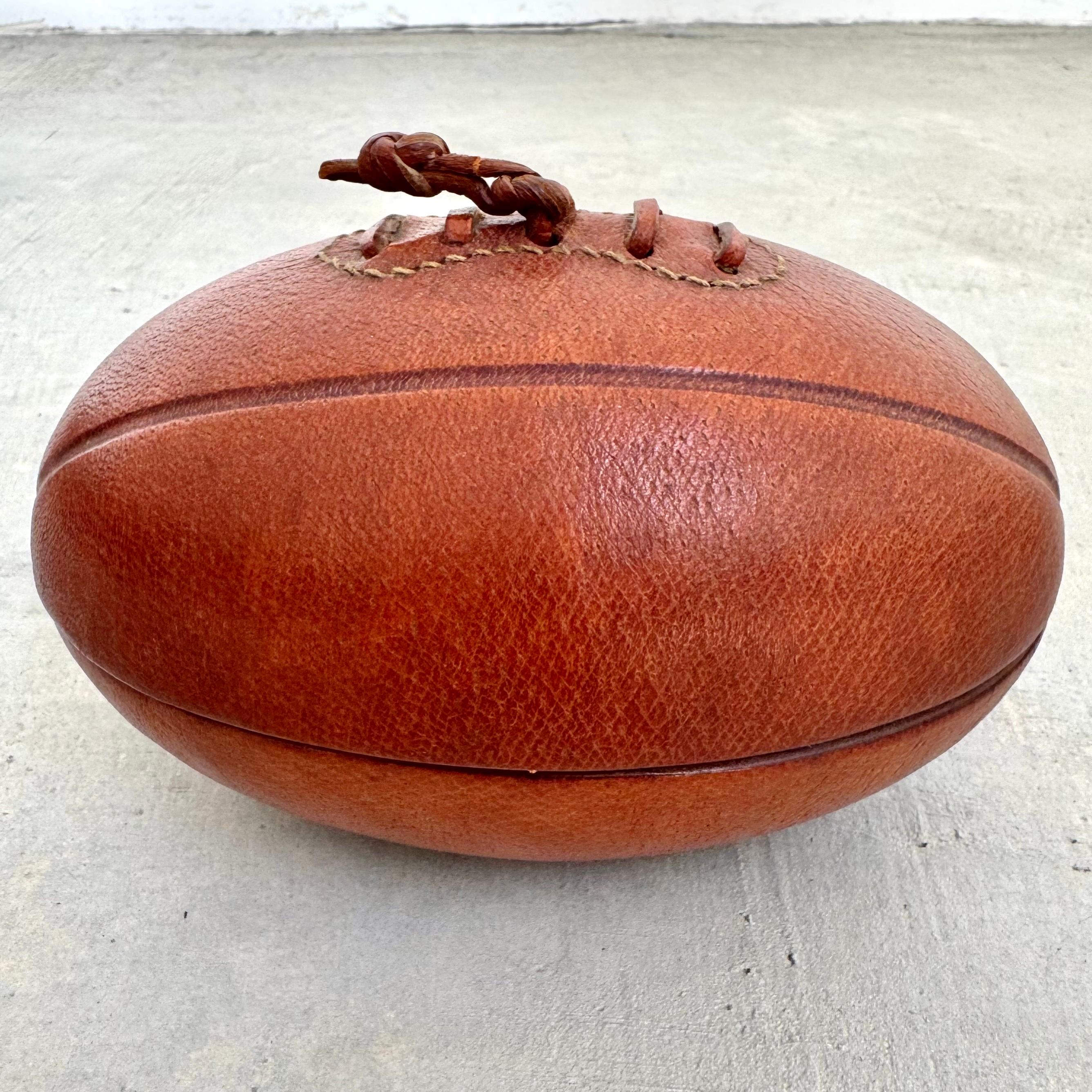 Cendrier en cuir et céramique pour ballon de football par Longchamps, années 1950 France Bon état à Los Angeles, CA