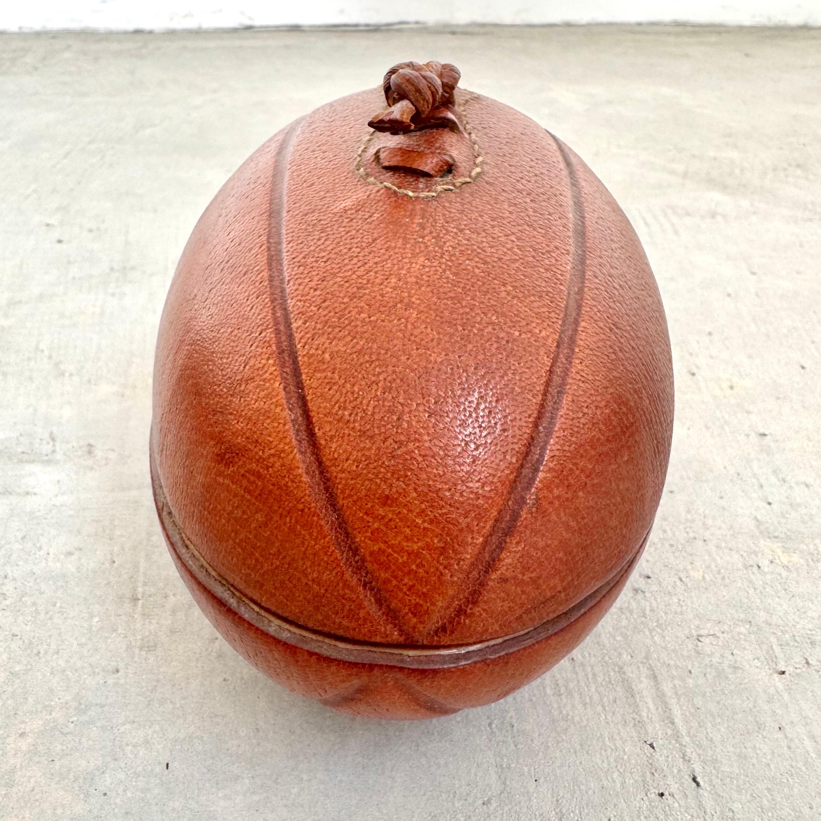 Cendrier en cuir et céramique pour ballon de football par Longchamps, années 1950 France 2