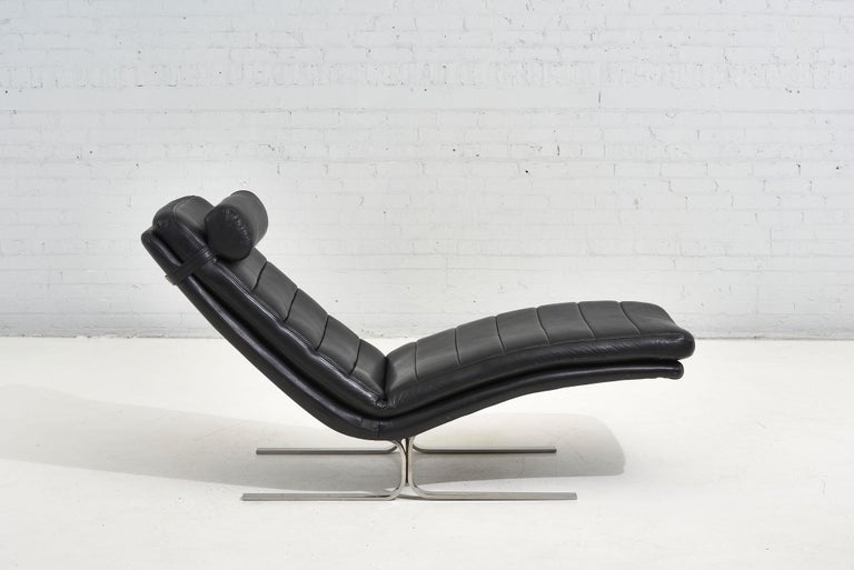 Leather and chrome chaise lounge Brayton International, 1970. Chrome plated steel and leather.