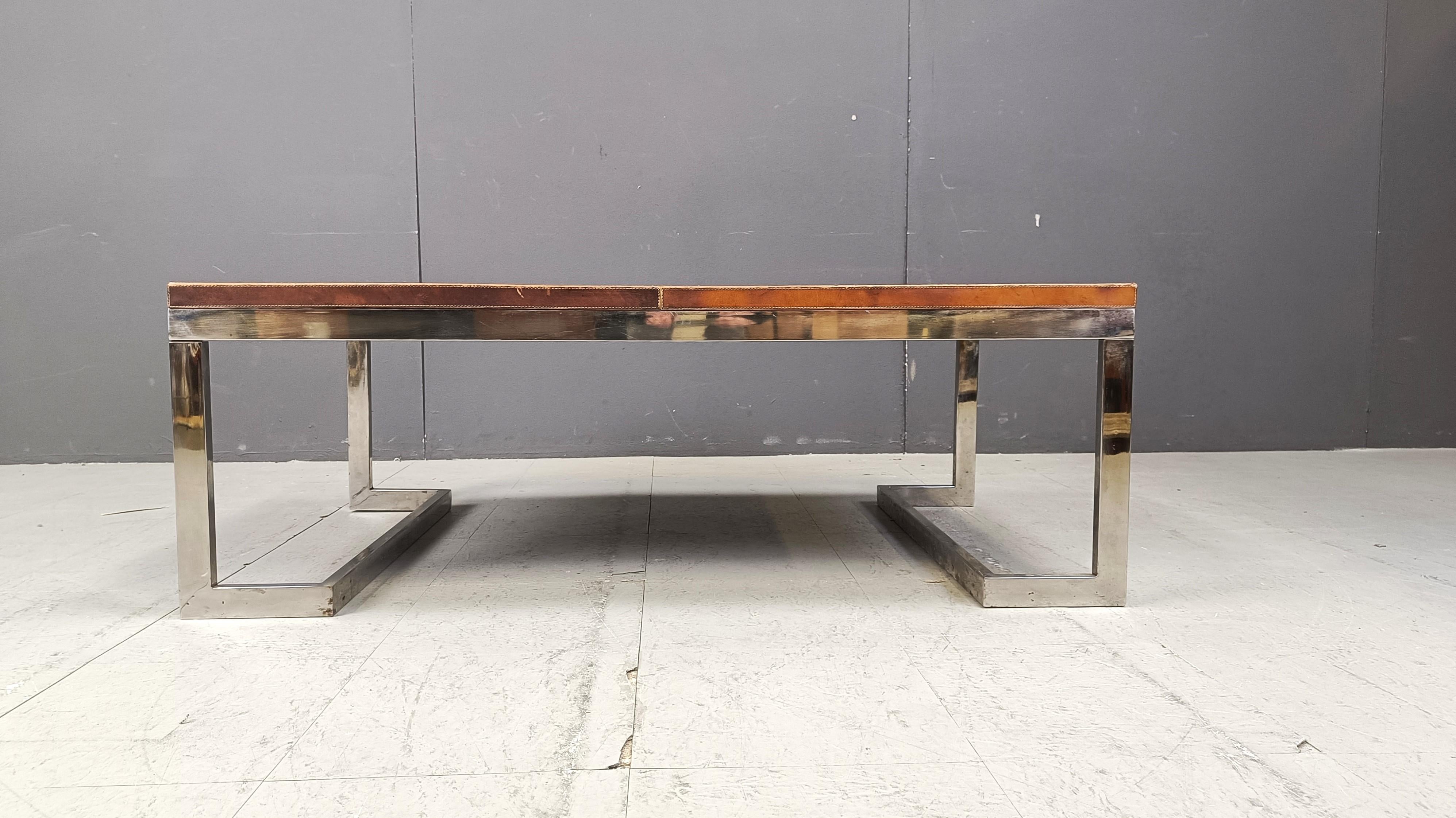 Cuir Table basse chromée des années 1970 en vente