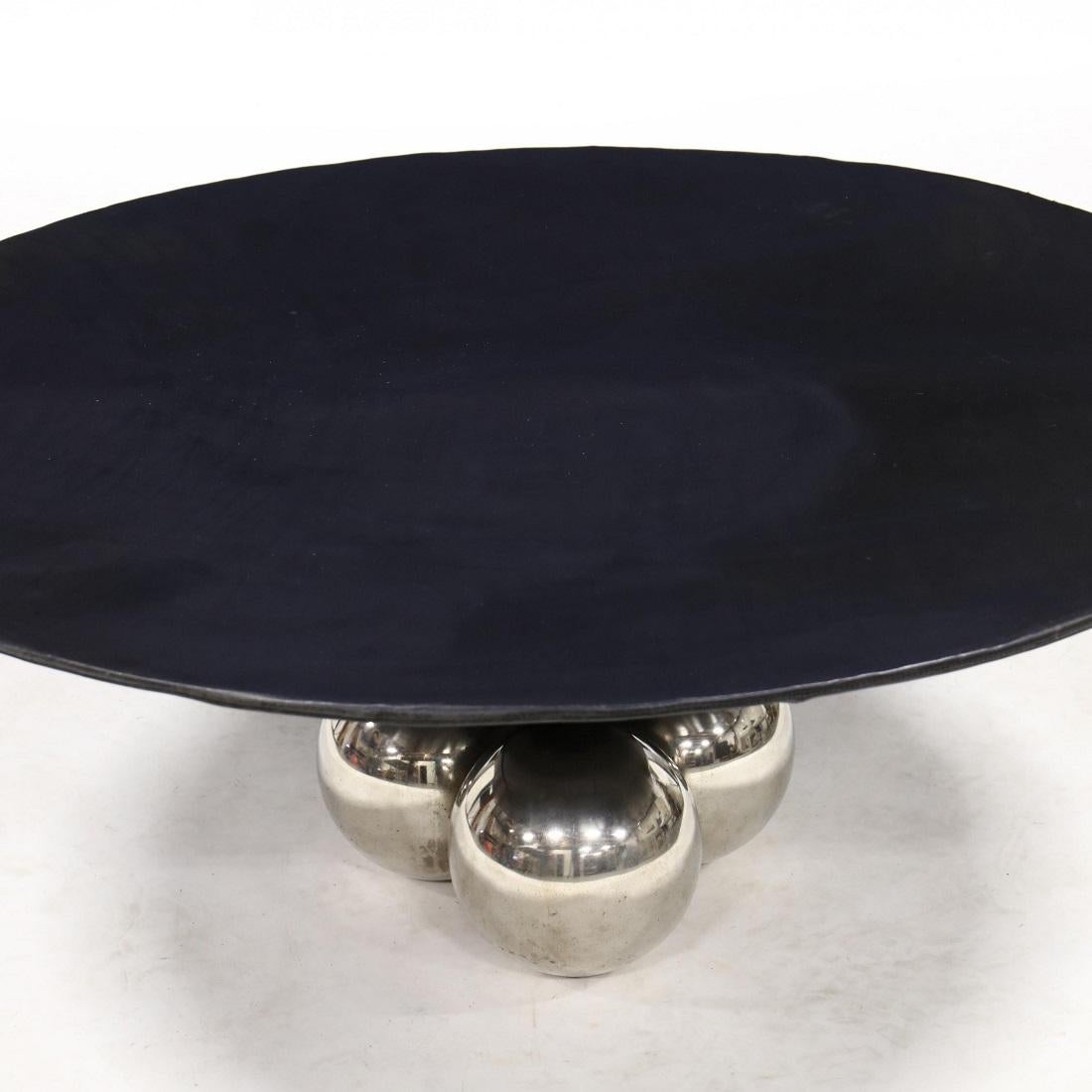 Table basse en cuir et chrome de Stanley Jay Friedman pour Brueton. La table est en cuir bleu foncé et la base comporte trois boules rondes chromées et lestées.