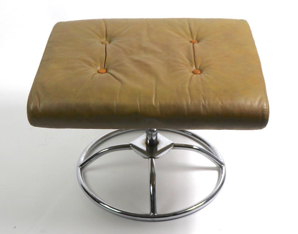 Mod leather and chrome footrest, ottoman, stool by Plycraft. Upholstered leather top, on tubular chrome base.