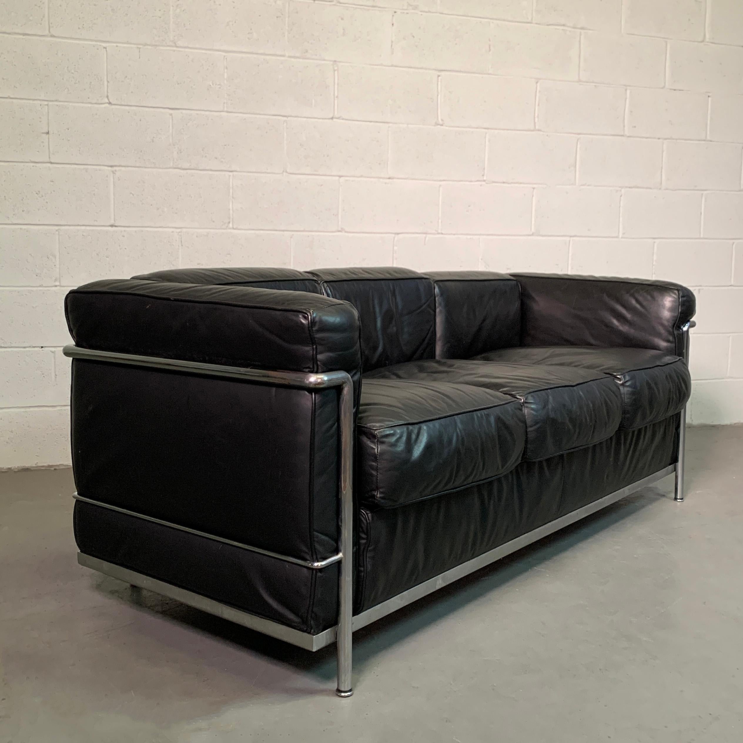 Mid-Century Modern Canapé LC2 à trois places en cuir et chrome de Le Corbusier pour Cassina en vente