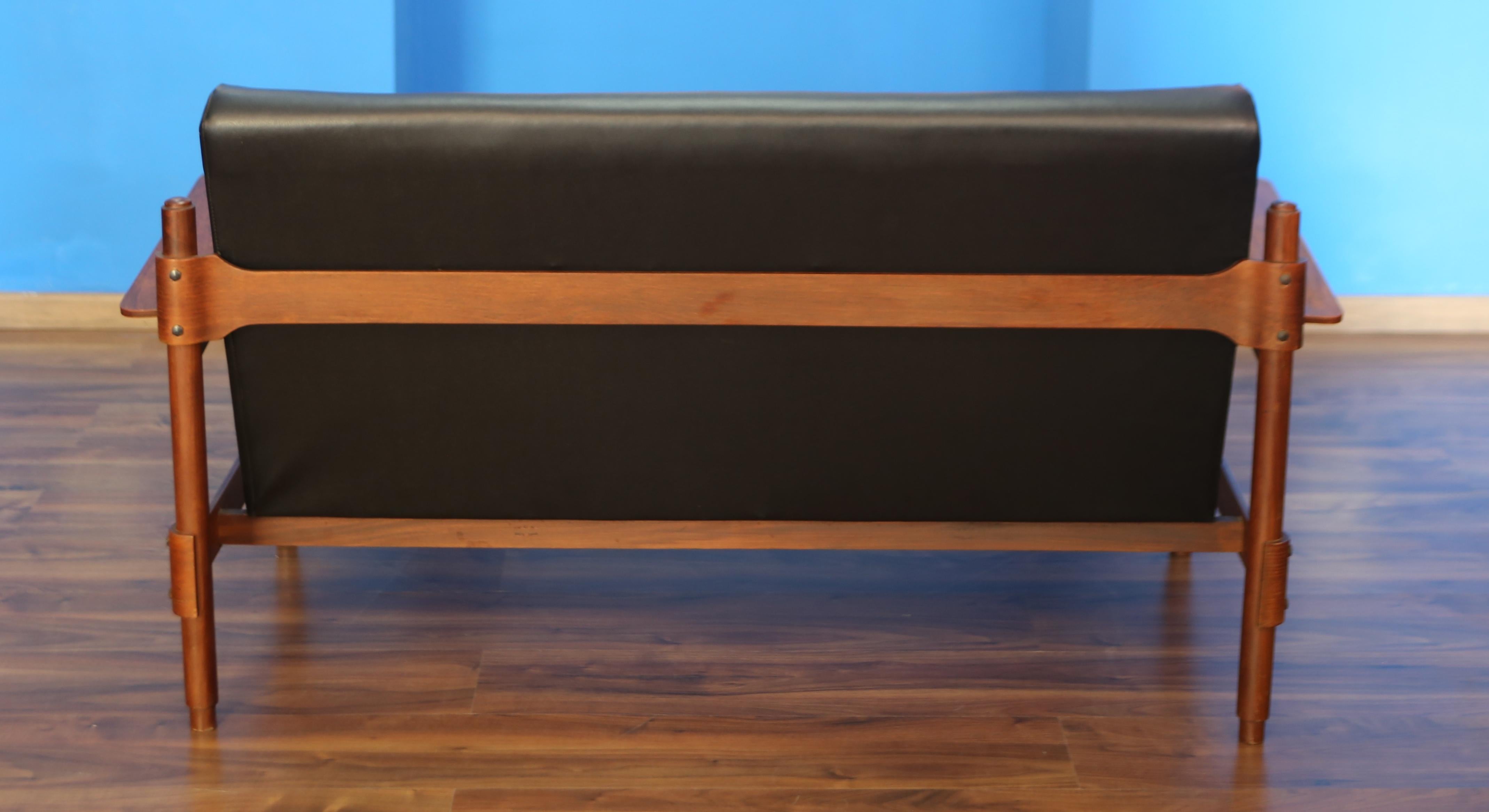 Leather and curved wood sofa by Olimpio Vigano produced by VOM Italia in 1950 In condizioni buone in vendita a Vigevano, PV