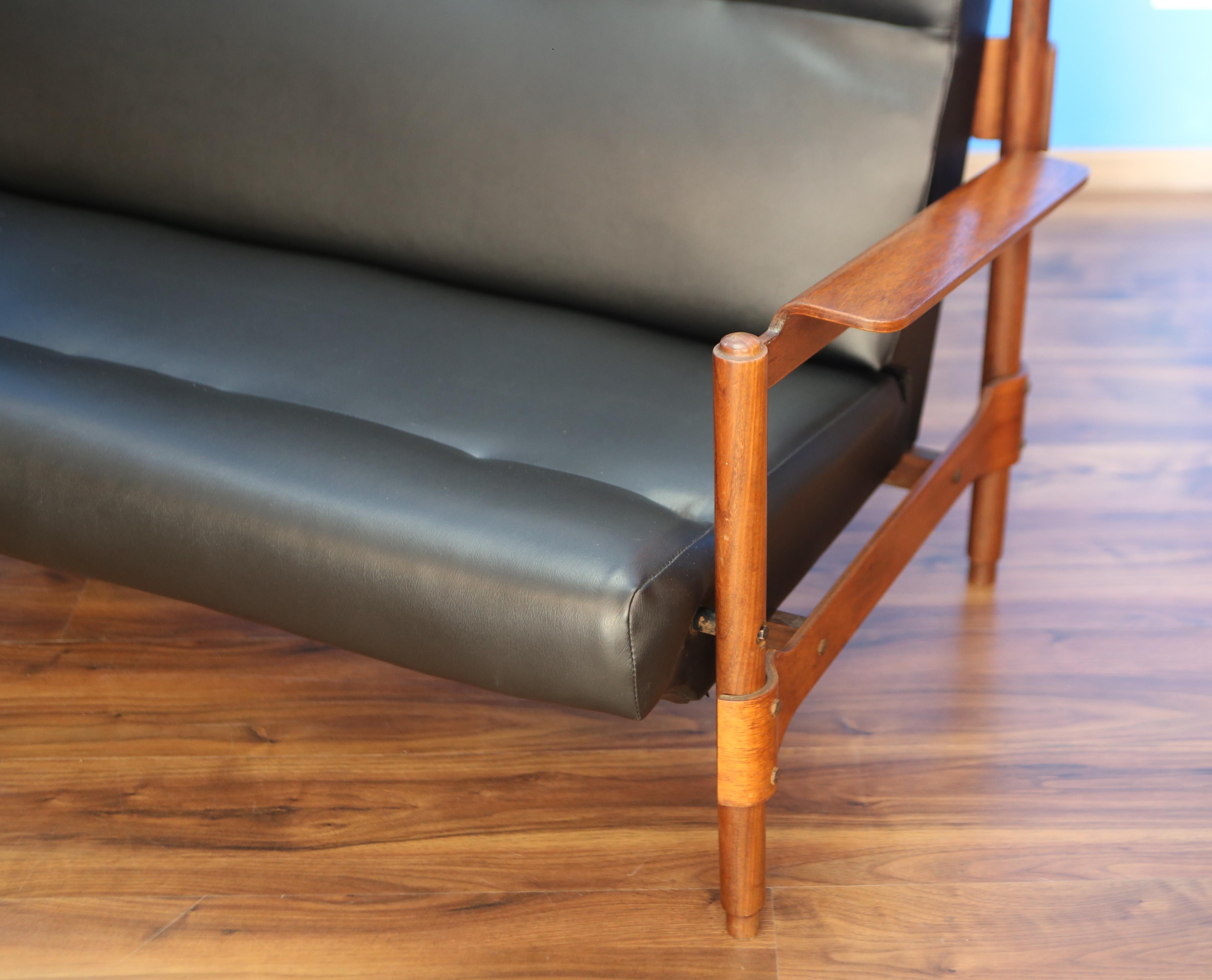 Pelle Leather and curved wood sofa by Olimpio Vigano produced by VOM Italia in 1950 in vendita