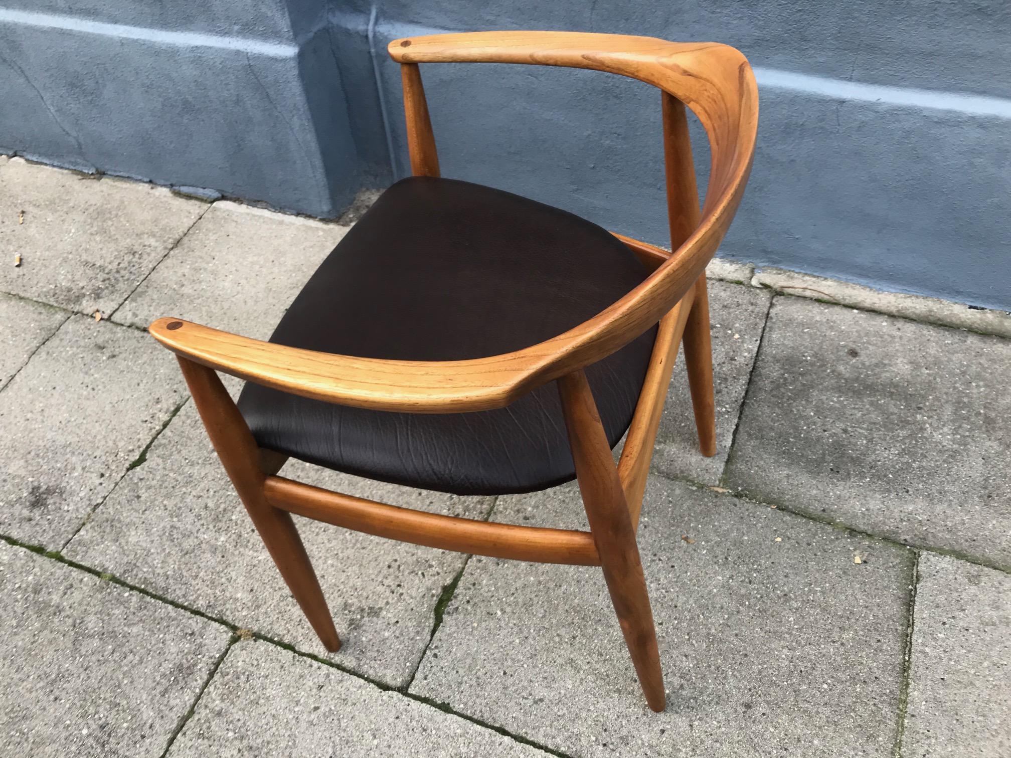 Leather and Elm Armchair by Illum Wikkelsø for Niels E. Eilersen, 1950s For Sale 4