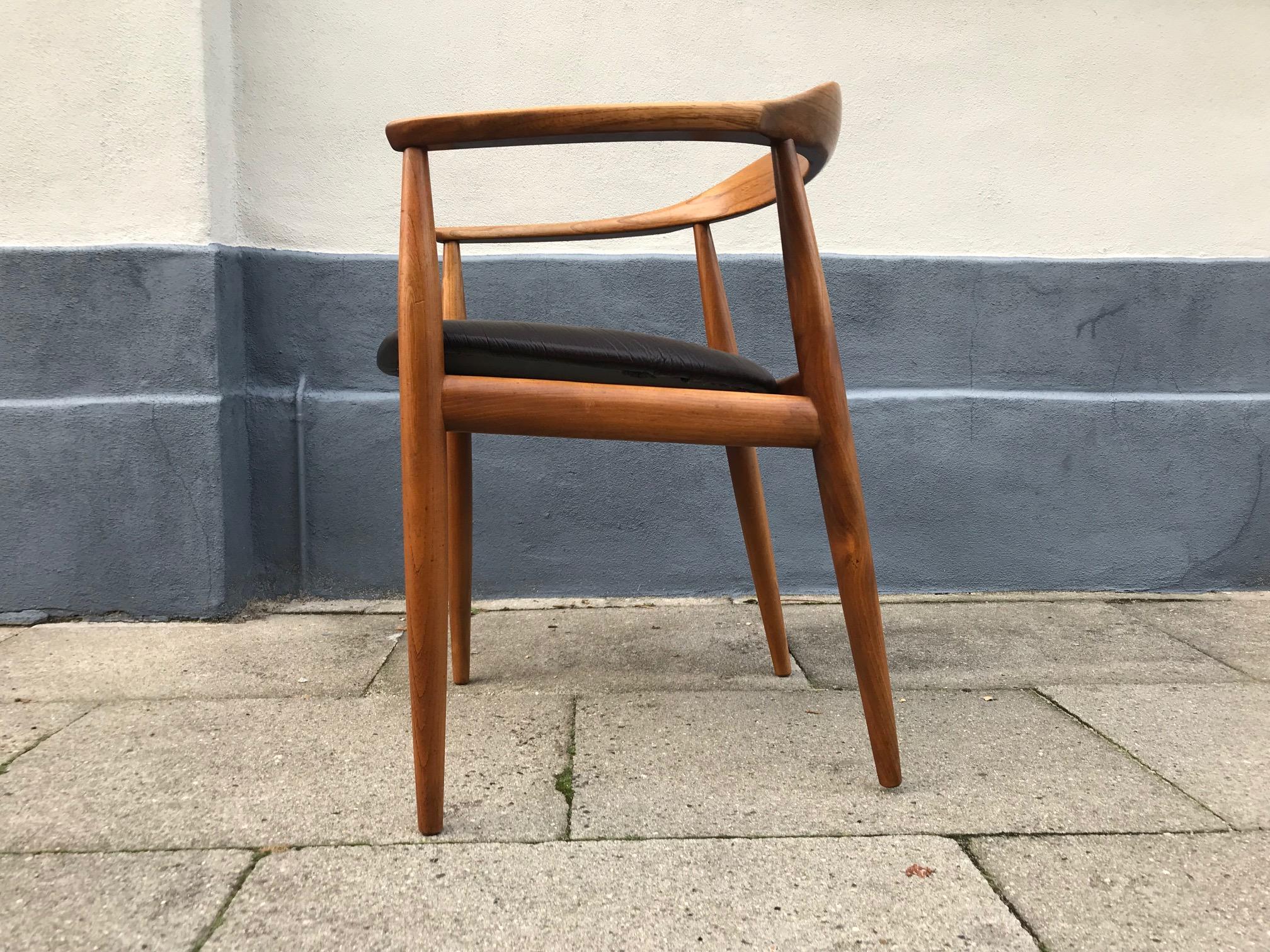 A Sculptural Danish armchair in elm designed by Illum Wikkelsø for Cabinetmaker Niels Eilersen. It was made in Denmark during the 1950s. It has been reupholstered with dark brown leather.