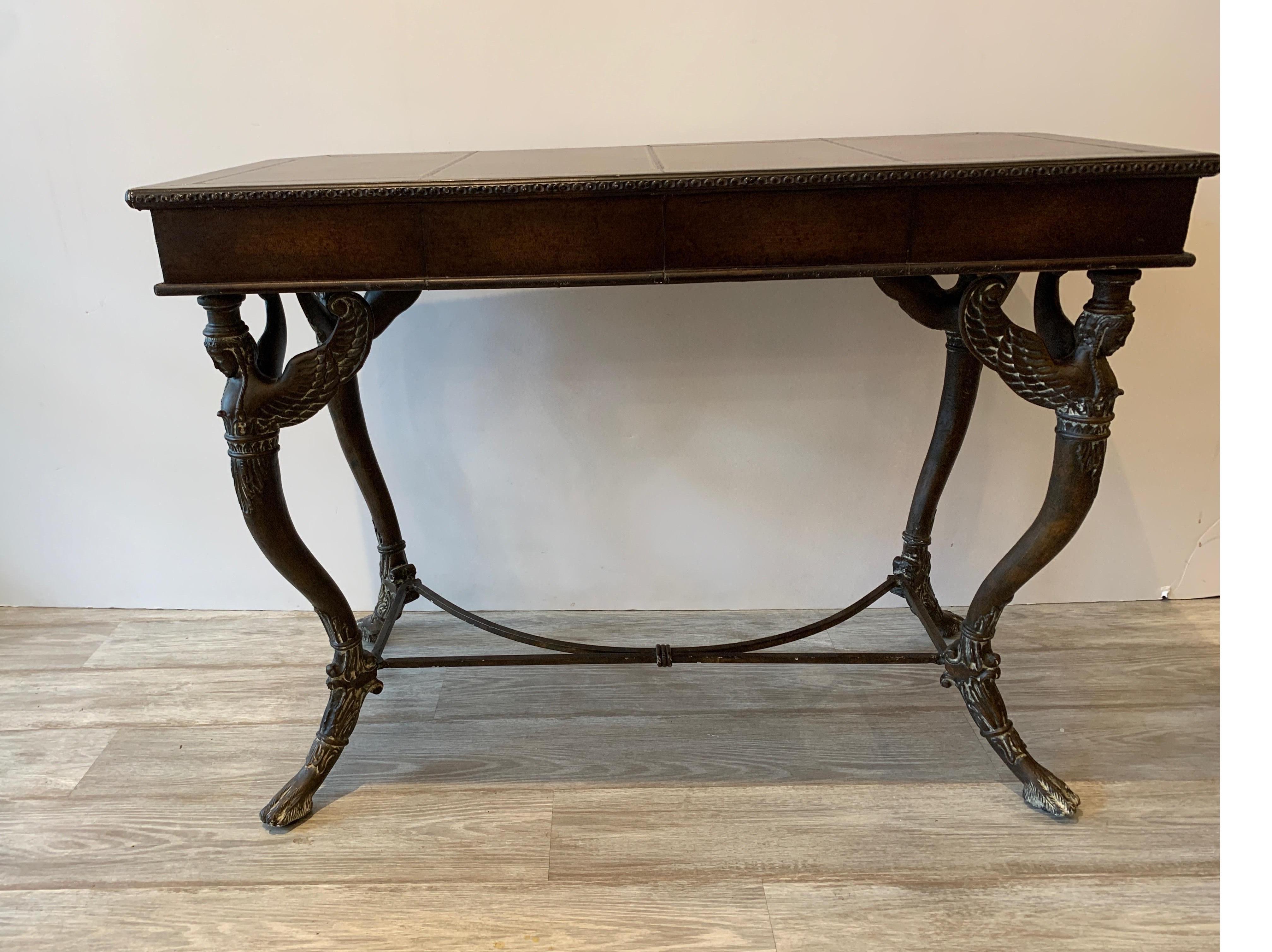 20ième siècle Bureau console en cuir et fer avec chaise