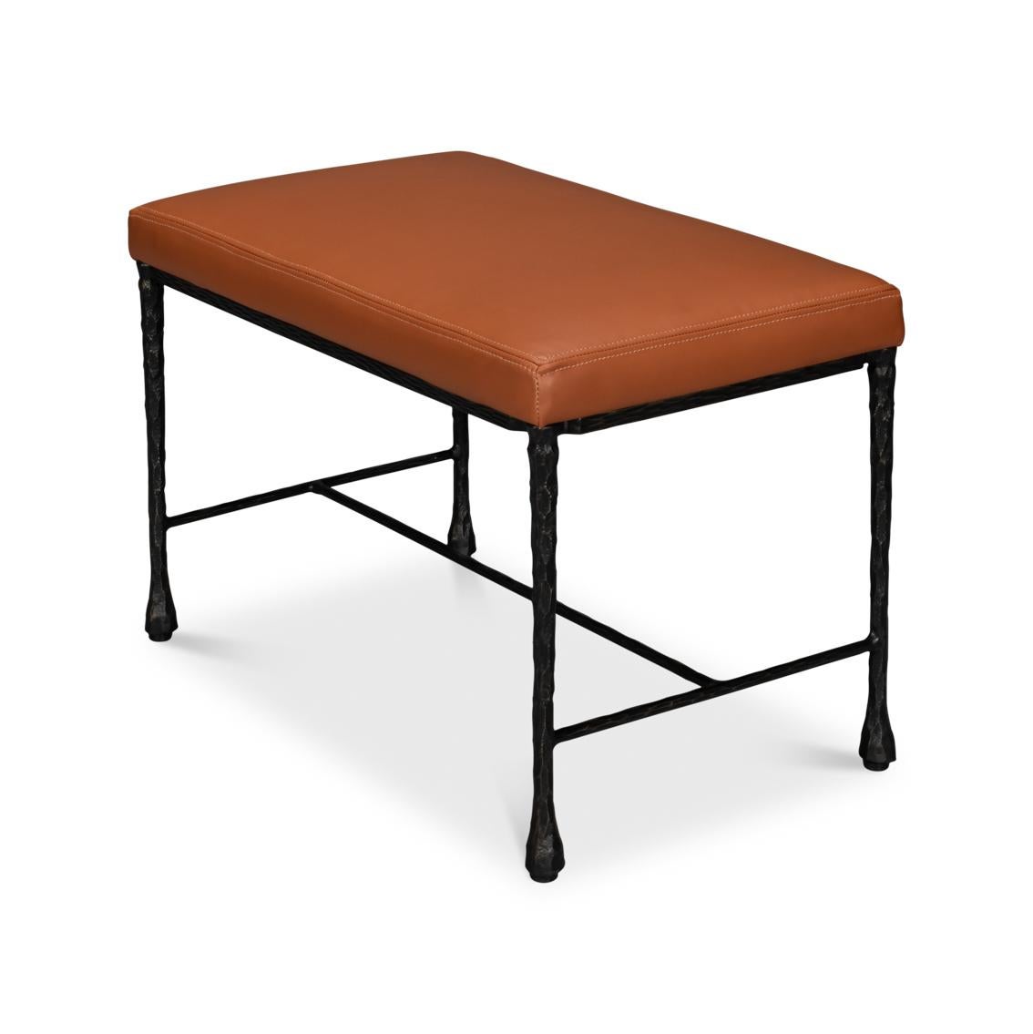 Rustique Petit banc rustique en cuir et en fer en vente