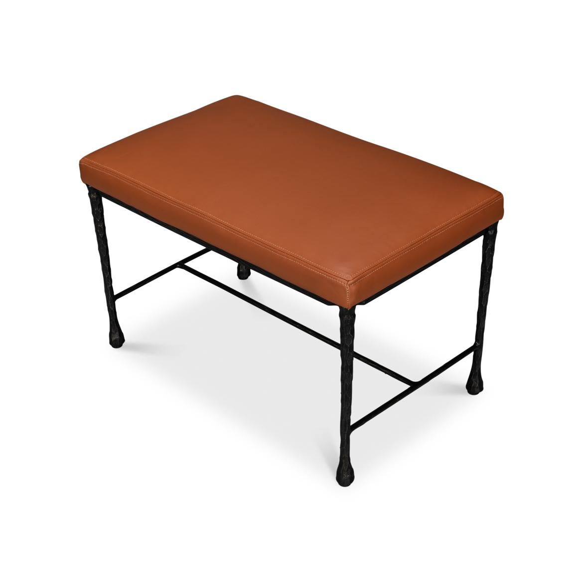 Asiatique Petit banc rustique en cuir et en fer en vente