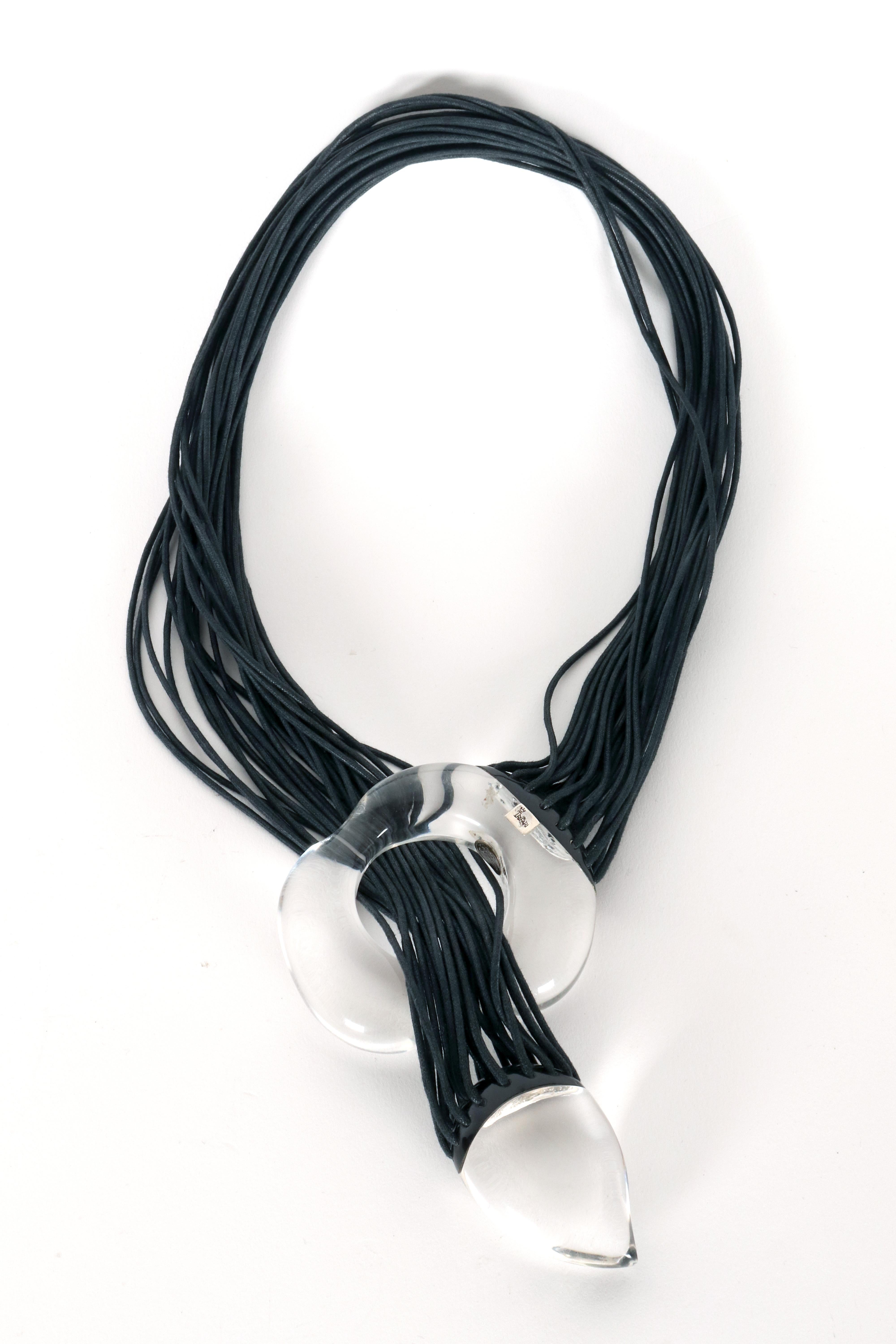 Américain Collier de bijoux fantaisie en cuir et lucite par Trifari, États-Unis, années 1950. en vente